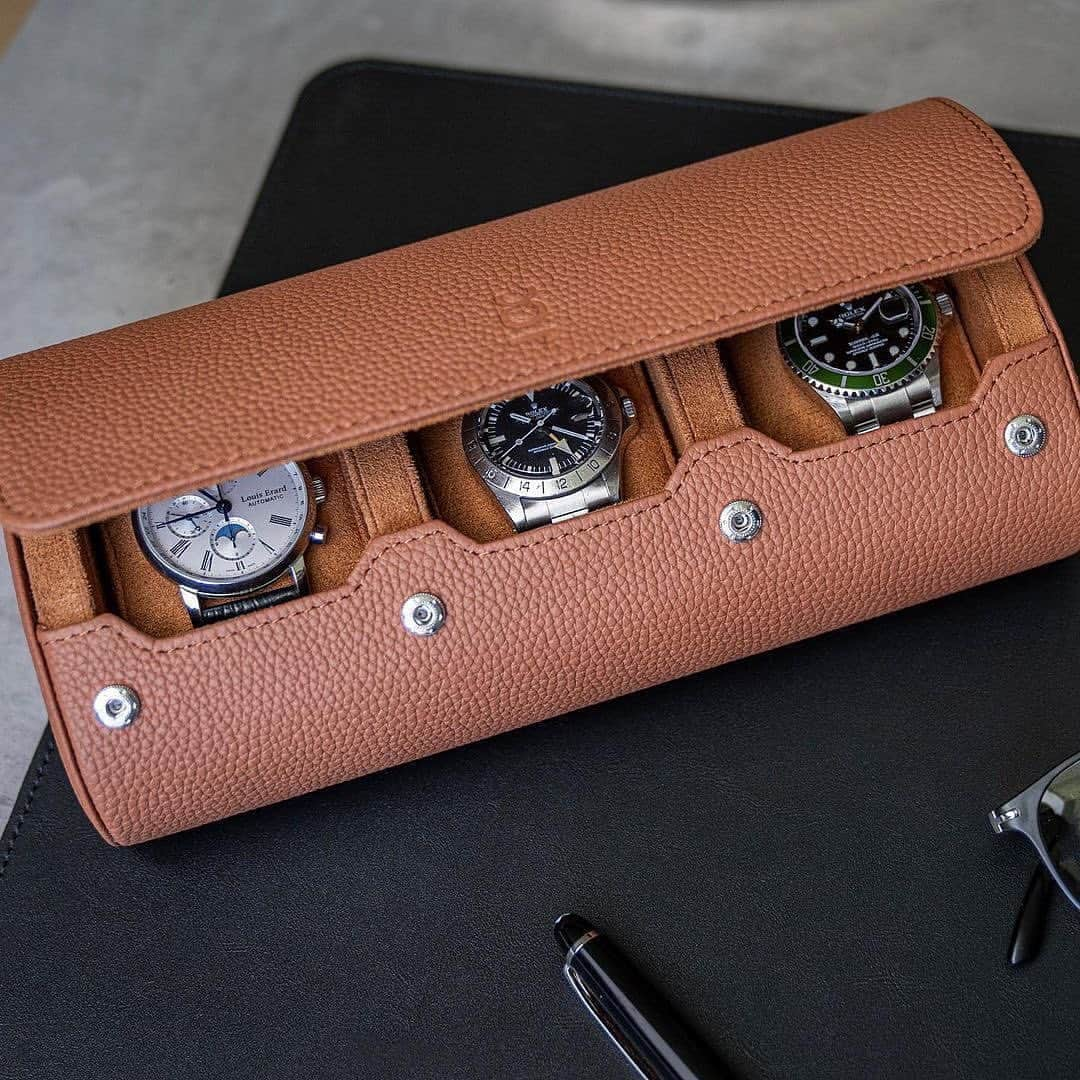 Daily Watchさんのインスタグラム写真 - (Daily WatchInstagram)「Avoid scratches on your watches 🥳 Bring our affordable watch roll with you when traveling (Price via the link in @ShopDailyWatch bio). Our affordable watch rolls are easy to bring with you on the go and keeps your watches safe from scratches in a soft leather roll #dailywatch #watchroll #watchcase」4月9日 1時08分 - dailywatch