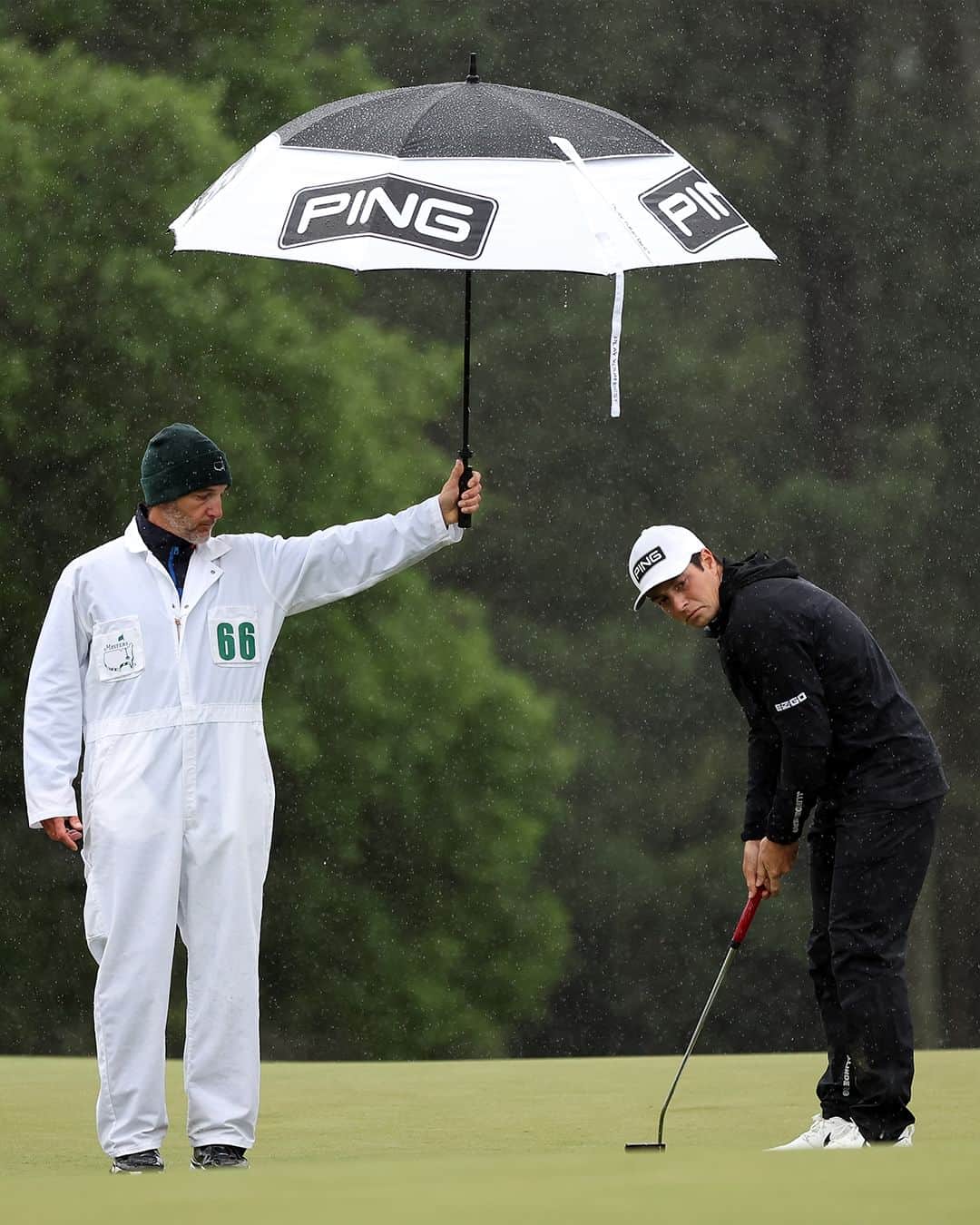 PGA TOURさんのインスタグラム写真 - (PGA TOURInstagram)「Weathering the storm @theMasters 🌧️」4月9日 1時20分 - pgatour