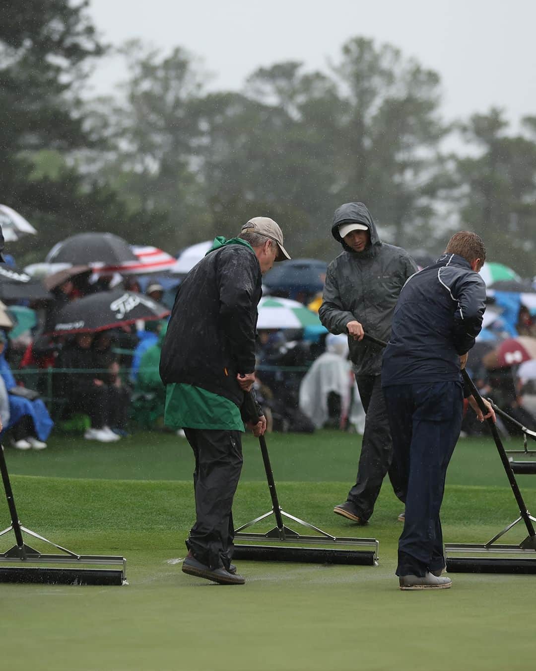 PGA TOURさんのインスタグラム写真 - (PGA TOURInstagram)「Weathering the storm @theMasters 🌧️」4月9日 1時20分 - pgatour