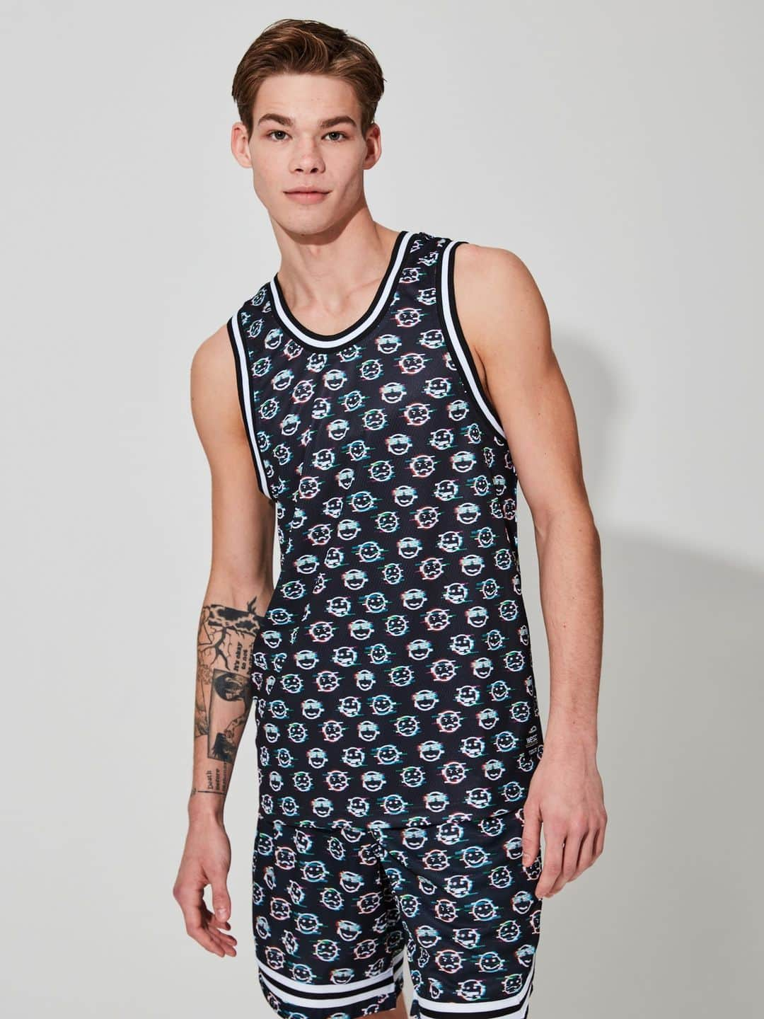 ウィーエスシーさんのインスタグラム写真 - (ウィーエスシーInstagram)「Bringing the heat on the court 🔥🏀 with this glitched-out WeSC basketball tank featuring an all-over smiley print 🤪🤯  Spring/Summer 2023 is available now worldwide at WeSC.com 🌐 • • • • • • #wesc #wesc1999 #wearethesuperlativeconspiracy #streetwear #hypebeast #hypebeaststyle #highsnobietystyle #highsnobiety #ss23 #springsummer2023 #BasketballTank #palmtrees #paradiselost」4月9日 1時25分 - wesc1999