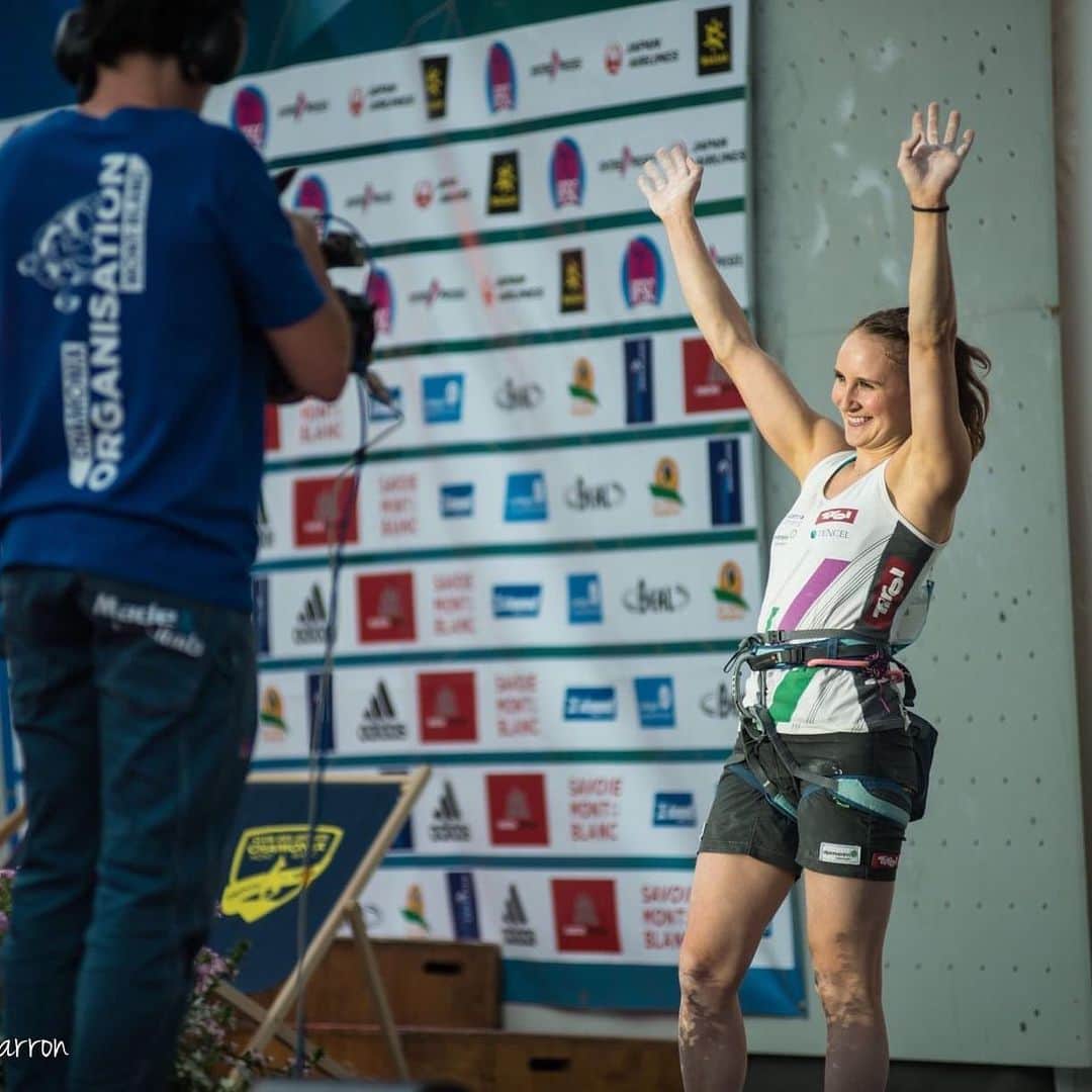 ハンナ・シューベルトのインスタグラム：「Bye comp climbing 👋🏻  I wanted to do this post already a long time ago as it was never my plan to just disappear from the comp scene without saying anything. But for a while I just couldn’t sit down and put into words what I wanted to say because even though i know it’s the right decision it wasn’t easy to step back from what I’ve been doing for the past 18 years. It was hard to say out loud that I’ll stop competing😬  There are multiple reasons why I made this decision. To explain all of them in this post would be way too long so I’ll do that another time😅  I will forever be thankful for everything comp climbing has giving me! The experiences, sucesses, failures, travels and friends I made taught me so much, allowed me to grow and made me the person I am today 😊 As much joy it brought me - being a professional athlete is not always sunshine and rainbow’s. If you want to belong to the best climbing needs to be the #1 priority and the rest of your life has to kind of grow around it. Deciding to step back wasn’t easy & took me around 3 years… For a long time I wanted to fight my way back & wanted to show everyone that I can bounce back after less great seasons but at some point I realized that the main reason why I was trying to come back was that I didn’t want to be considered a looser, a quitter, someone who’s just giving up. That’s bullshit I know but I still felt that way. I lost track of the reasons why I chose to compete in the first place - because I simply loved it, it gave me everything I needed, made me happy and brought me so much joy😌 But that changed in the last few years and I realized that with every small step I took away from competing I started to feel happier - My relationship to food got healthier, I felt more comfortable in my body, less stressed, less pressured, more free… It’s sad to close this chapter but right now I’m happy with just going climbing for fun, spending time with friends and simply enjoying the beauty of the Sport without trying to be the best and the pressure to be successful🙈  I still almost climb every day as I just love this sport and that will never change! It’s just a bit different now and that’s okay😌🤷🏼‍♀️」