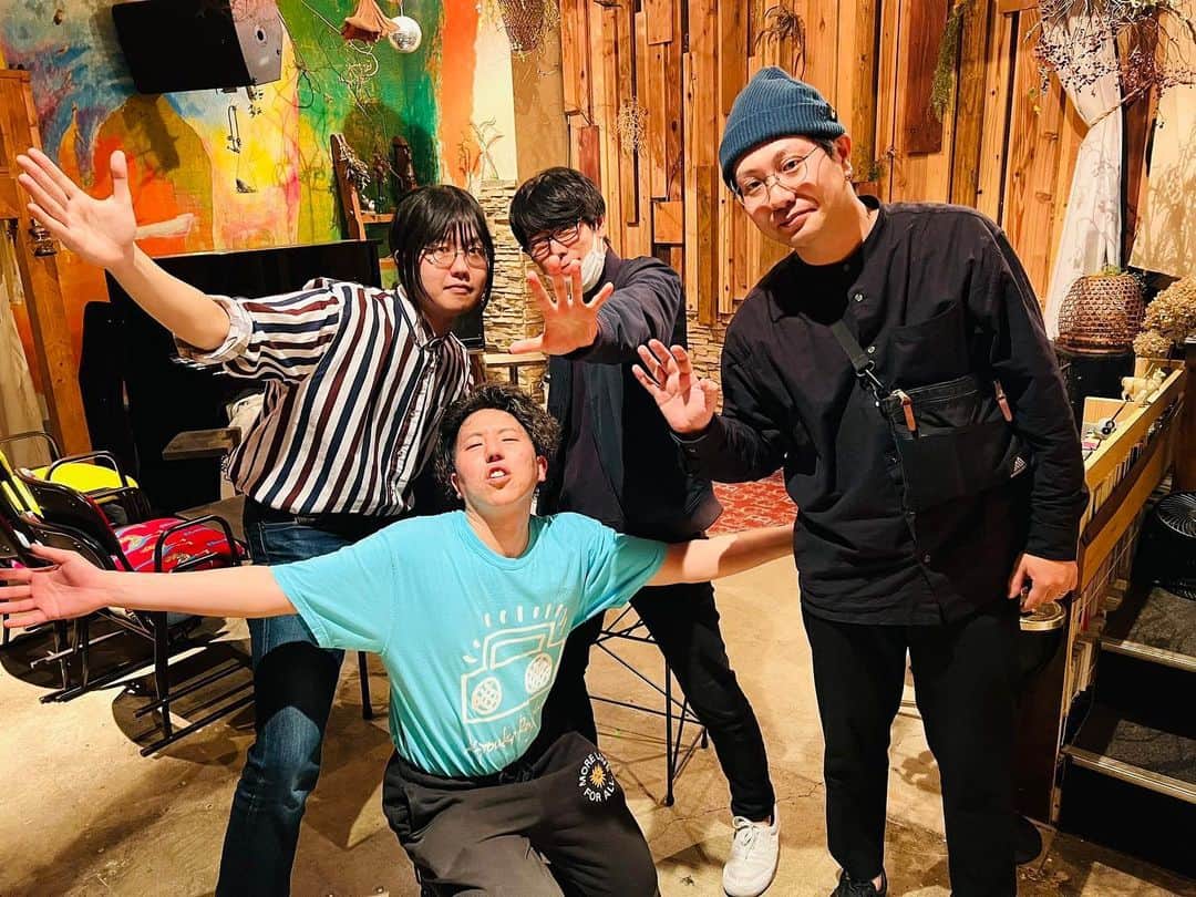 小林右京のインスタグラム：「2023.04.08(土) 吹上鑪ら場 出演:小林右京、はるきちとやすのり(ガストバーナー)、ラジカセ狂気  Setlist 1.さえない分身 2.光の中 3.Breaktime 4.AIR 5.飛べ！彗星 6.Life-Size 7.愛の歌嫌いや 8.顔が良いやつは音楽をやるな  以下日記↓ 中学生の時から深夜アニメが大好きで、その時観た食戟のソーマのタイアップ曲にミソッカスの「ライジングレインボウ」が使われていたことから「あ、あ、あ、あの！？」と最初なって話しかけるのにも若干アワアワしてました、はるきちさんは今ガストバーナーというバンドをやっておりL.Gt.のやすのりさんと今回出演、途中やすのりさんのギターの弦が切れるハプニングがあるもワイのギターを使ってもらい、ワイのギターは泣いて喜んでおりました(ワイはギターの声が聞こえることで定評がありギターの声聞き選手権で地区大会優勝しております^_^) ラジカセ狂気さんは東京から来られて鑪ら場でロックンロールの魂見せつけられました、マジでヤバいので本当一回皆観に行くべきです 笑いすぎて泣きました(ガチで) ラジカセでリズムトラックを流しながらグレッチのギター弾いてボーカル取るんですが、それでここまで観客の心を鷲掴みにするのは凄すぎる…ヤバすぎて最後に全部持ってかれた感ありました、また客としても観に行きたい….. 本当に最高のイベントすぎてお客さんも共演者さんも鑪ら場さんも全てにありがとう……..LOVE………….」