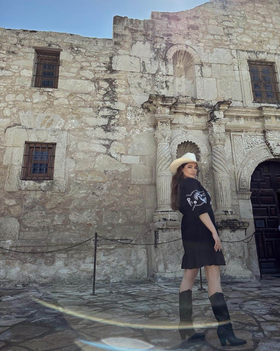 ケリー・ブルックさんのインスタグラム写真 - (ケリー・ブルックInstagram)「Will Queue For Culture 🇺🇸🤠❤️✨🌅 @officialalamo @visitsanantonio @traveltex #VisitSanAntonio #TexasToDo #LetsTexas」4月9日 2時01分 - iamkb