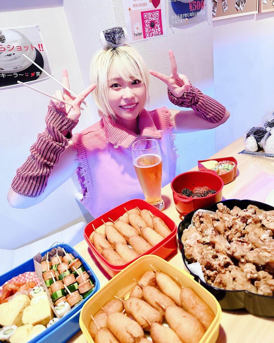 塚田綾佳のインスタグラム：「ぽんさんぽ撮影会＆お花見オフ会~~~!!🌸ありがとうございました💓💓  ぽん散歩はお花見しながら撮影できたょ💓☺️うれちぃ🌸ありがとう💓🙈  オフ会は雨の為、室内に変更w ぜんぜんお花見じゃないけど楽しかった٩(๑>∀<๑)۶💓✨✨  お弁当いっぱい作ったよ~~~🫣✨  またこぅゆう、みんなでわいわい気軽に来れるオフ会考えてますっ❣️  次はGWにやる予定🫣✨  ー #金髪ショート #あやぽんcooking #あやぽんオフ会 #ぽん散歩 #お花見 #あやぽんコーデ  #彼女とデートなうに使っていいよ #snsレンタル彼女 #sns用レンタル彼女」