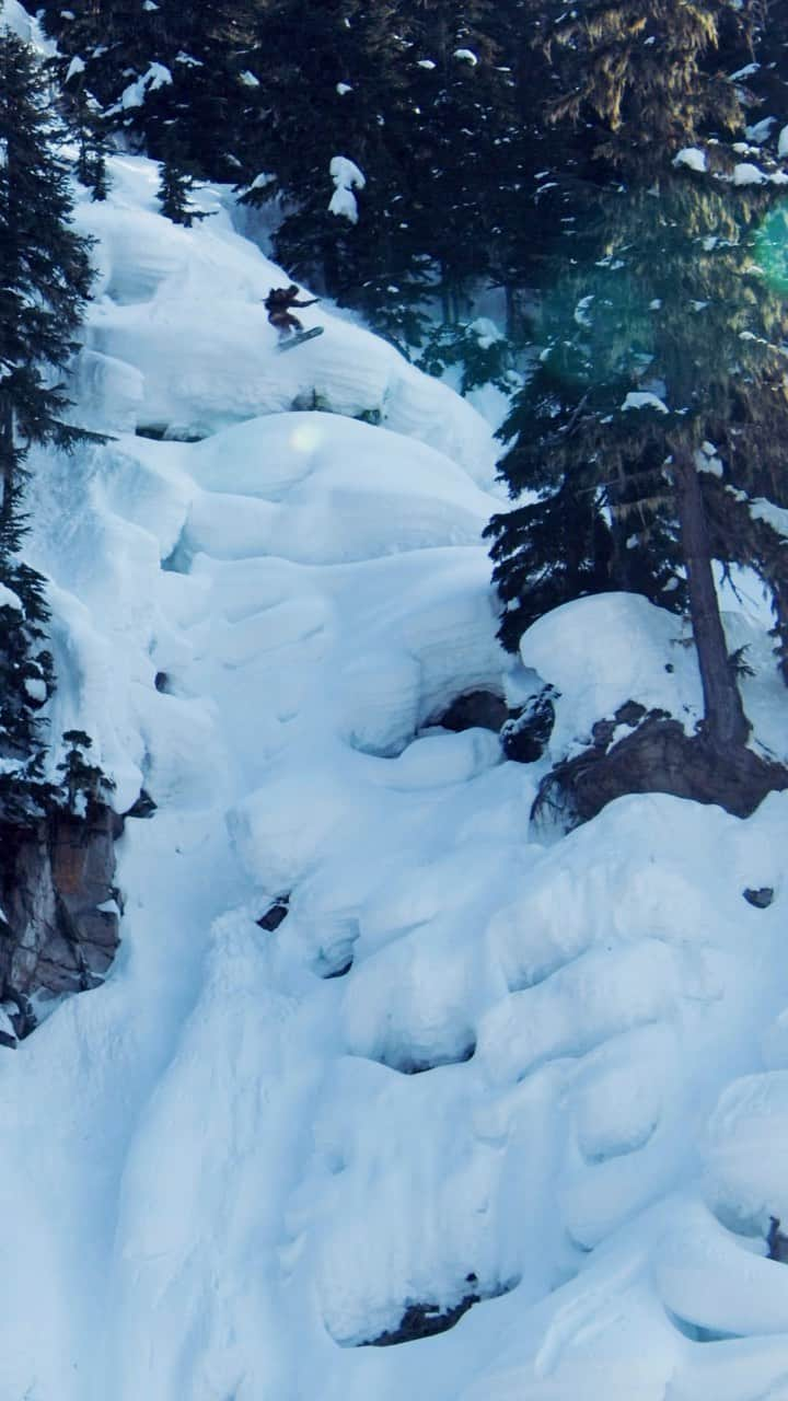 ステール・サンドベックのインスタグラム：「Pillows🫧🤍  First time on a proper sized pillow line. Shit aint easy😅 Stoked to dip my feet into more terrain like this🙌🏼 🎥: @view__finder_」