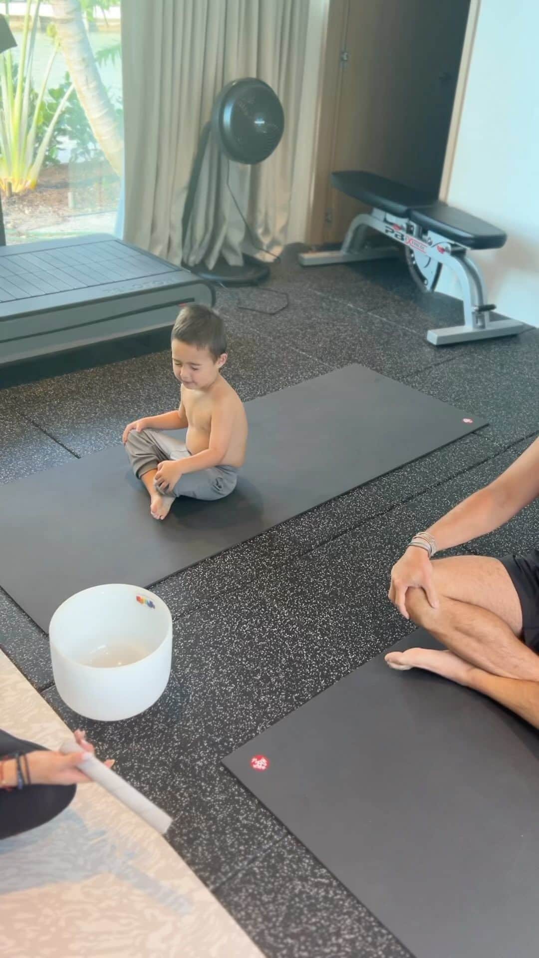 クレア・ホルトのインスタグラム：「Some wholesome content for your weekend 🥹」