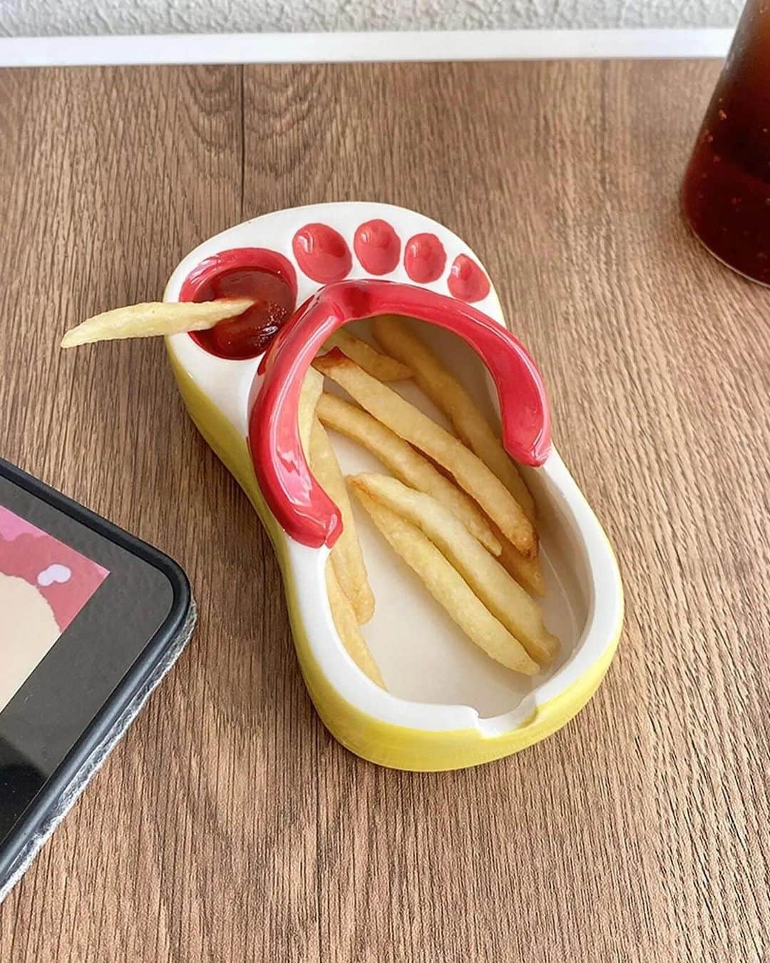 SHEINのインスタグラム：「We know they say not to play with your food, but these snack containers put us in a silly little mood 🍟👣😝 Which one would you chew-se? 🍔👇   🔎13758693 10830146  #SHEIN #SHEINforAll #SHEINstyle #fashion #chic」