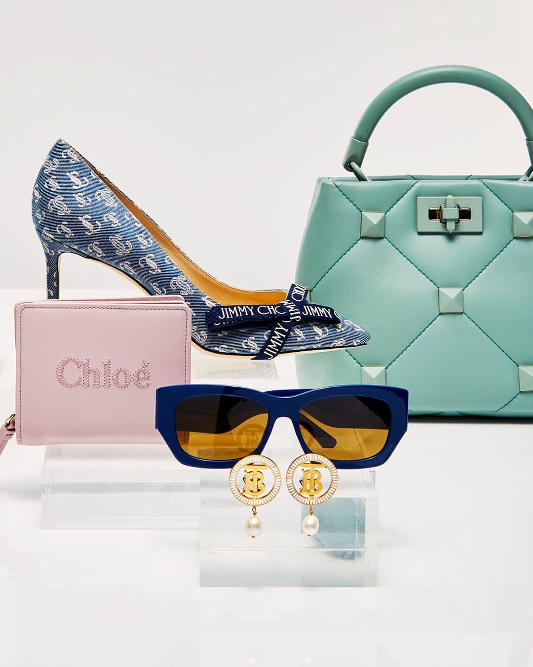 GILTのインスタグラム：「Don’t put it off. Tap to shop #Valentino, #JimmyChoo and more #MothersDay gift picks.」