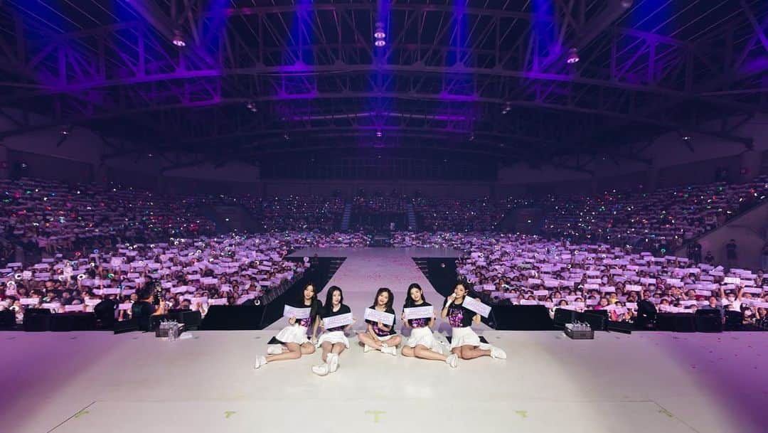ITZYさんのインスタグラム写真 - (ITZYInstagram)「ITZY THE 1ST WORLD TOUR <CHECKMATE> in #BANGKOK  작년 서울부터 ~ 오늘의 방콕까지! 평생 간직할 소중한 추억을 만들 수 있어 행복했습니다♥️  ITZY의 첫 번째 월드투어 <CHECKMATE>를 사랑해주신 전세계 믿지에게 감사드립니다!💘 지금까지 ITZY였습니다!🙏  From Seoul in last year until now in Bangkok! We are so happy to make this precious long last memories❣️  Thank you MIDZY all around the world for your love!!🎁 This was ITZY!  #ITZY #MIDZY  #ITZY_WORLD_TOUR ✈️」4月9日 2時30分 - itzy.all.in.us