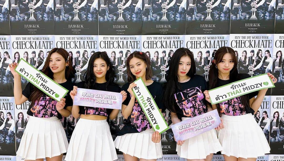 ITZYさんのインスタグラム写真 - (ITZYInstagram)「ITZY THE 1ST WORLD TOUR <CHECKMATE> in #BANGKOK  작년 서울부터 ~ 오늘의 방콕까지! 평생 간직할 소중한 추억을 만들 수 있어 행복했습니다♥️  ITZY의 첫 번째 월드투어 <CHECKMATE>를 사랑해주신 전세계 믿지에게 감사드립니다!💘 지금까지 ITZY였습니다!🙏  From Seoul in last year until now in Bangkok! We are so happy to make this precious long last memories❣️  Thank you MIDZY all around the world for your love!!🎁 This was ITZY!  #ITZY #MIDZY  #ITZY_WORLD_TOUR ✈️」4月9日 2時30分 - itzy.all.in.us