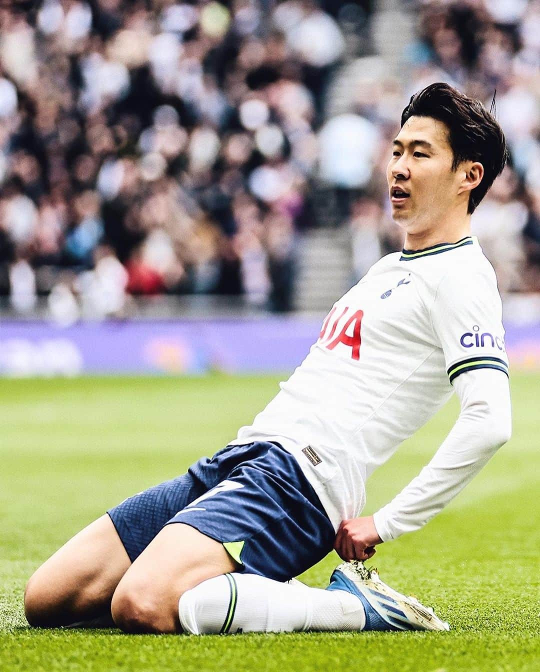 ソン・フンミンのインスタグラム：「100 Premier League goals… man I am so proud to be the first Asian player to score this number. Proud because it means if it’s possible for me, is possible for anyone growing up back home too. I’m so thankful for every coach, every teammate, every freind and my family who have helped me along this journey so far. This is team reward, because all of you. Love, Sonny 🤍」