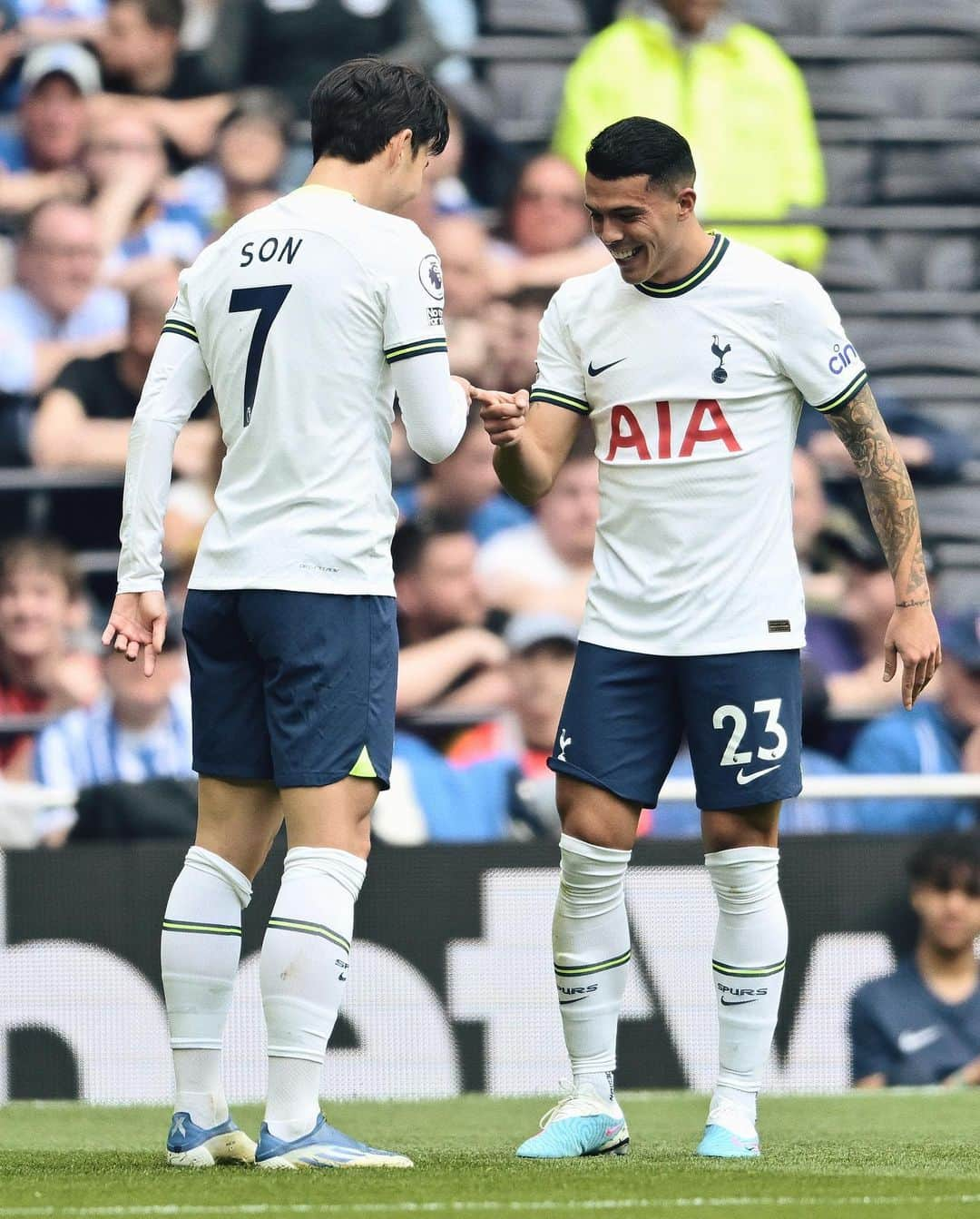 ソン・フンミンさんのインスタグラム写真 - (ソン・フンミンInstagram)「100 Premier League goals… man I am so proud to be the first Asian player to score this number. Proud because it means if it’s possible for me, is possible for anyone growing up back home too. I’m so thankful for every coach, every teammate, every freind and my family who have helped me along this journey so far. This is team reward, because all of you. Love, Sonny 🤍」4月9日 2時42分 - hm_son7