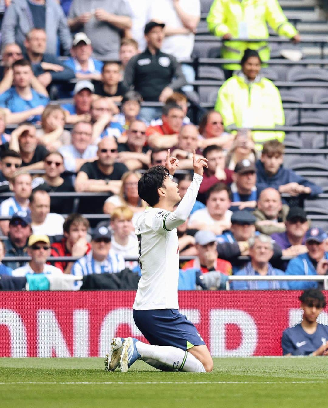 ソン・フンミンさんのインスタグラム写真 - (ソン・フンミンInstagram)「100 Premier League goals… man I am so proud to be the first Asian player to score this number. Proud because it means if it’s possible for me, is possible for anyone growing up back home too. I’m so thankful for every coach, every teammate, every freind and my family who have helped me along this journey so far. This is team reward, because all of you. Love, Sonny 🤍」4月9日 2時42分 - hm_son7