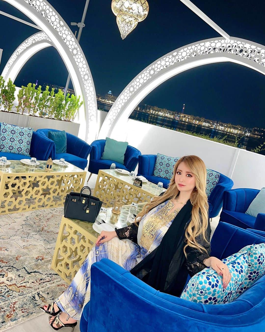 ayuのインスタグラム：「My fav ramadan tent ⛺️🌙  📍 @atlantisthepalm  #asateertent   #ramadan#ramadantent#majlis#suhoor#abaya#abayafashion#jalabiya ‎#مخور#موهر#سنتی#عباية#عبايات」