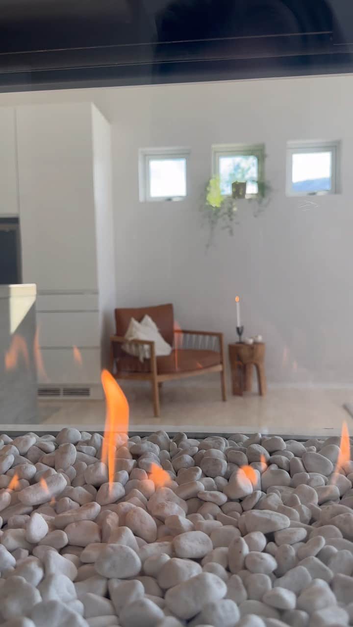 Inger-Lise Lillerovdeのインスタグラム：「Hjemmepåske er faktisk helt ålright 😎☀️🔥🏔️🛷🍸🐣🦅🍊🍷🃏💛  Kommenter gjerne med en emoji eller tre som beskriver din påske 💛 ___________________________________________________ #påske #påskepynt #påskedekoration #easter #easterdecor #hjem #norskehjem #mitthjem #mylvngrm #diningroom #diningroomdecor #gasspeis #interiør #interiors #interieurinspiratie #myhomestyle #myhomevibe #nordiskehjem #skovbyfurniture #skovby #danskdesign #interiordesign」