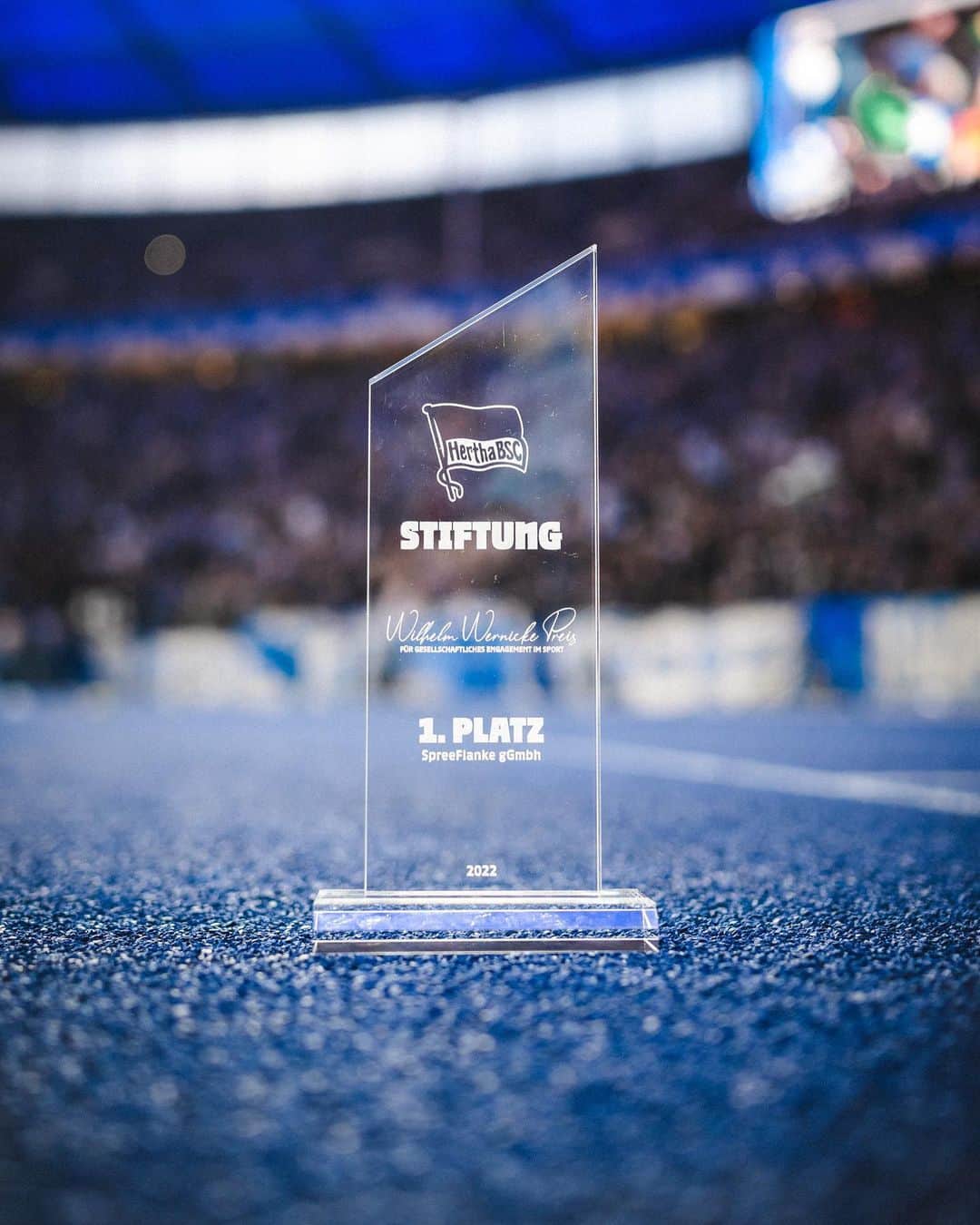 ヘルタ・ベルリンのインスタグラム：「In der Halbzeitpause bei #BSCRBL wurde der Wilhelm Wernicke Preis 2022 verliehen: Wir gratulieren @spreeflanke zum ersten Platz! 🥇  Das Nonprofit-Unternehmen ist eine sportbezogene Jugendhilfe- und Bildungsträgerin am Übergang von der Schule zum Berufsleben mit dem Ziel, junge Menschen in ihren individuellen Anliegen zu fördern und fit zu machen.   Ein genauso großes Dankeschön geht auch an @1892hilft 🥈& @outreach.berlin🥉für die tollen Projekte & euren täglichen Einsatz! 🫶 . . #HaHoHe #HerthaBSC」