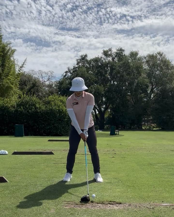 エイミー・ヤンのインスタグラム：「☀️🌴🫠 Keep working」