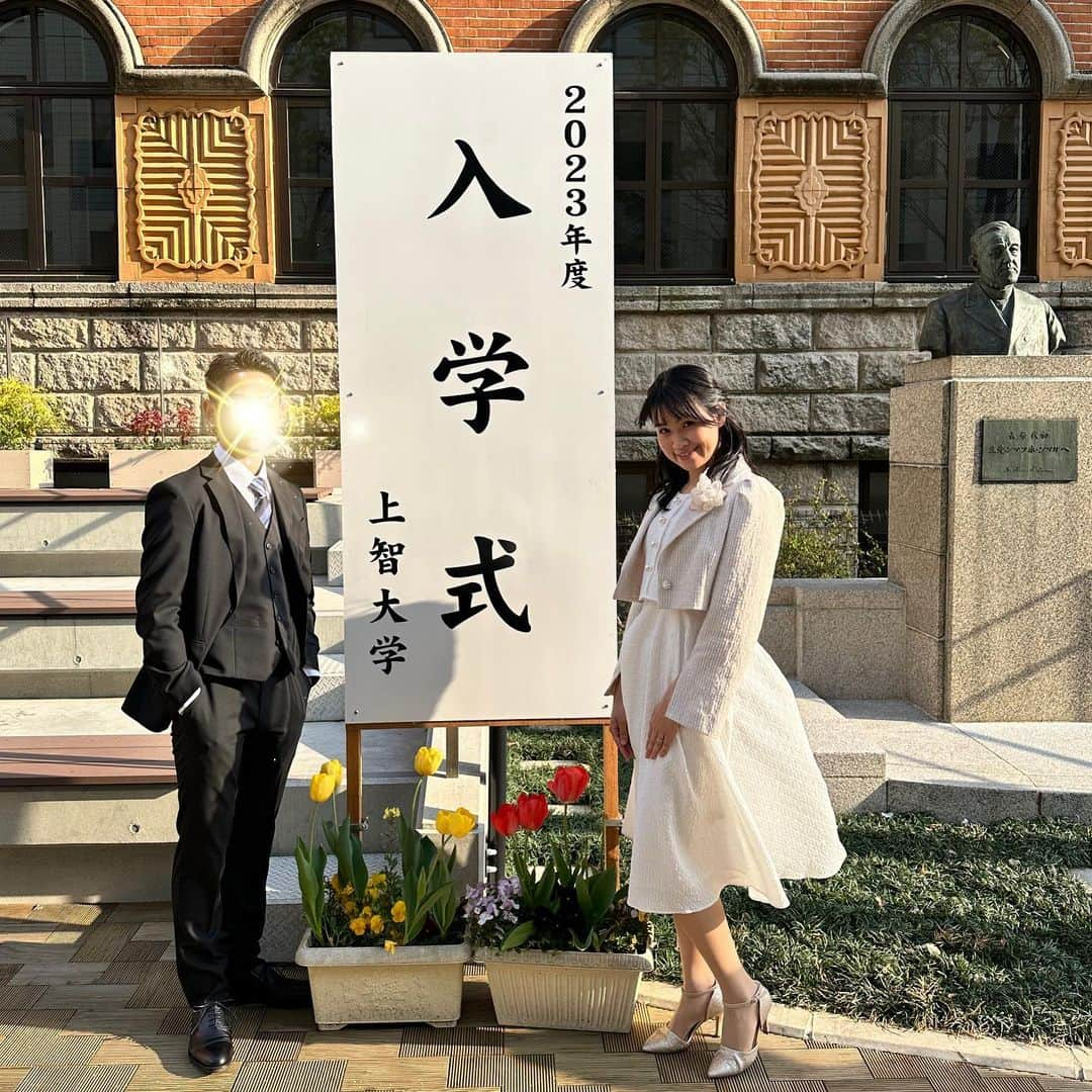 真麻のインスタグラム：「2023年4月1日上智大学入学式🌸✨️ ✩.*˚ この日を一生忘れないと思う、卒業式が来ても入学式の感動も忘れない😭息子が頑張ってきた受験生活、支えてきた自分とその私の家族みんな、塾の先生たち…本当にたくさんの周りに支えられてこの日を迎えました。入学式は親子別席で遠目で見てたけど、感慨深すぎて何度もうるうる…学長の言葉も好きで、ファンになった❣️”For others,with others”日本いや世界🌏それすら飛び越えた宇宙レベルのお話が私は好きで、そんな壮大な考えやお話をする学長のいる学校に息子が通えるのがまず誇り👏上智大学最高(´；ω；｀)︎💕︎︎ ✩.*˚ 4枚目📷は親の説明会中に両親が学食で頼んでたナポリタン🍝(笑)食べたけど美味しかった😋スワイプ▶️6枚目📷旦那と娘も入学式終わってからキャンパスまでずっといてくれた✨️ありがとう!(´▽｀)最後の動画は大学の学食でウロウロする1歳児ʬʬʬ17歳差だと、お兄ちゃんの大学とか記憶ないのかなぁ？ ✩.*˚ 4年間支えるプレッシャーを親として感じながら、息子が1番頑張らなきゃで…そういうメンタルも支えてあげたいと思って。だから母が弱気になってはいけないね(￣▽￣)たまにはなるよ？(笑)さぁ、新生活へ‼️楽しいキャンパスライフ🫶勉強に遊びに恋に…全て全力でやっておくれ✨️母は1番近くで、見てるよ👀後、じぃじも私より気にかけてるよ？ʬʬʬ ✩.*˚ 入学式のママコーデはワンピースとジャケット @jillbyjillstuart_official パンプス👠 @esperanza_official でした(*^^*)🎀 ✩.*˚ ✩.*˚ ✩.*˚ #入学式ママコーデ #入学式コーデ #入学式ヘア #上智大学入学式 #上智大学 #大学生になりました #19歳になりました #19歳の母 #からの大学生の母 #大きくなった君へ #生まれた日と変わらず #大好きだよ #頑張ってね」