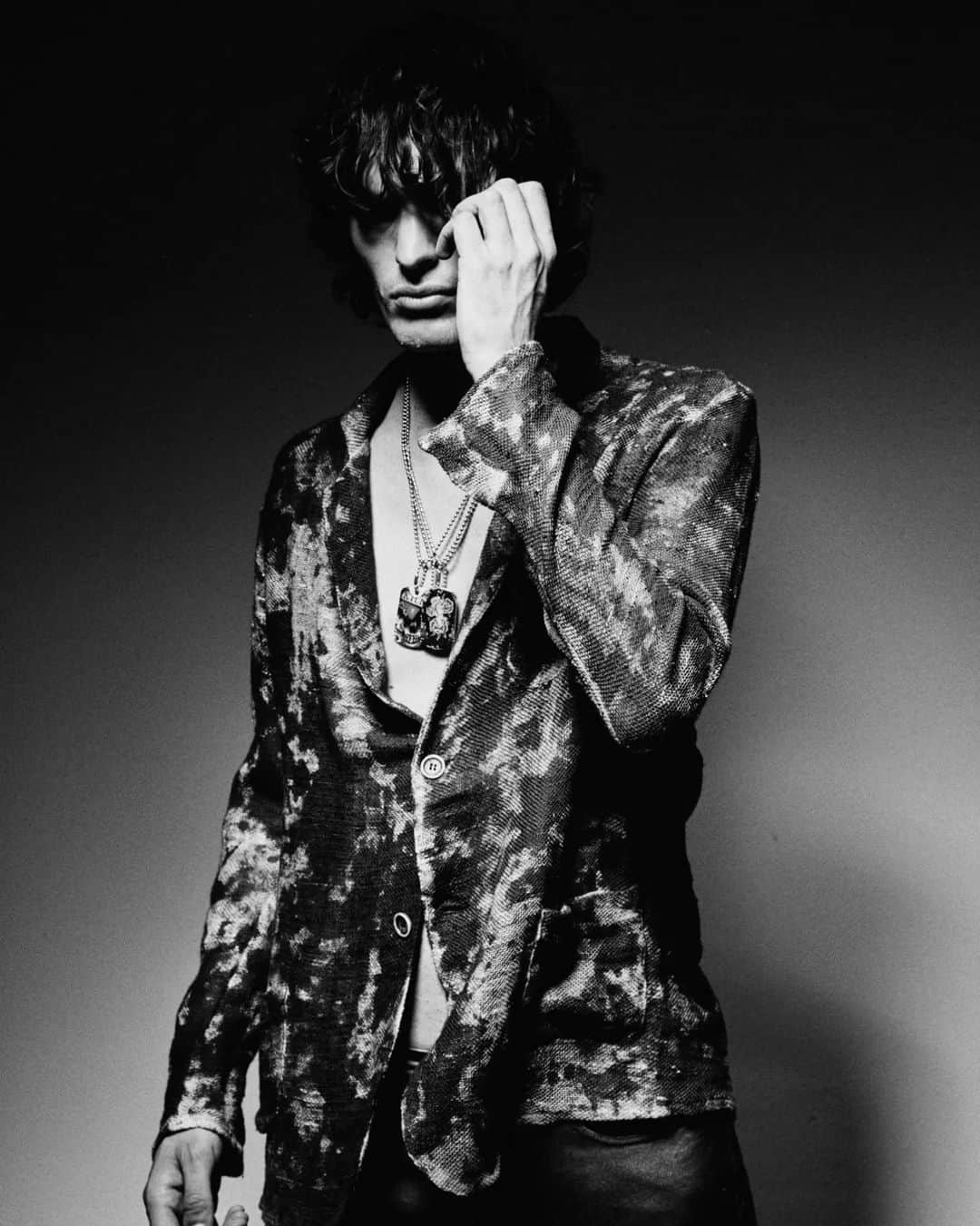のインスタグラム：「Lights and shadows give a new dimension to shapes.  #SeventiesAttitude   #AvantToi #AvantToiSS23 #AvantToiWorld #SS23 #spring #madeinitaly #blackandwhite #knitting#handcrafted #creativefashion #menswear」