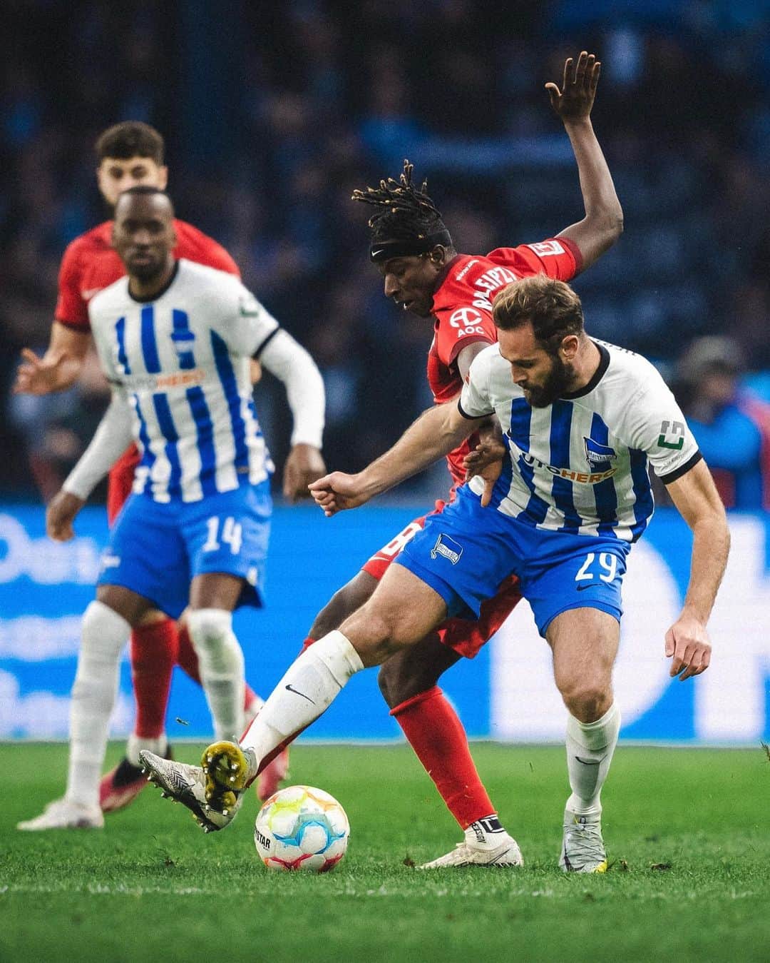 ヘルタ・ベルリンのインスタグラム：「Was ein knappes Ding! 🥵 Unsere Jungs haben bis zum Schluss alles reingeworfen. Am Ende stehen wir aber leider ohne Punkte da. 😓 . . #BSCRBL 🔚 | 0:1 | #HaHoHe #HerthaBSC」
