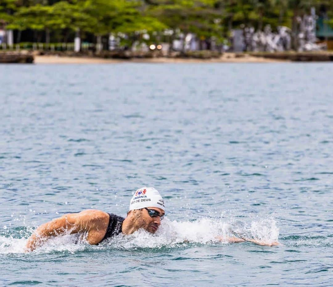 レオナルド・ジ・デウスのインスタグラム：「No dia da Natação a gente comemora assim!!! Seja no mar ou na piscina… continue a nadar continue a nadar 😅🏊🏼‍♂️🏊🏼‍♂️🏊🏼‍♂️  📸: @felippeluque」