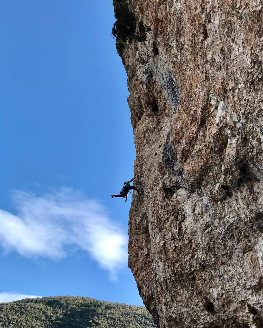 ニナ・カプレツさんのインスタグラム写真 - (ニナ・カプレツInstagram)「This week I left home direction Saint léger. I went alone, without my family, to join my friends under the clear blue sky of southern France.   It felt weird being on my one and at the same time so good! I finally recovered from my big flue, but my kidneys story is still a thing and I wonder the outcome of several blood and pi tests I did.  I was so happy spending a week outdoors, sleeping tons, eating good food and being with my friends @vikkiweldon and @tomhwright . Climbing felt hard; my body was weak and shaky. Plus someone stole my knee pads and I was on my period. But this is how life goes sometimes!  @petzl_official @scarpaspa @arcteryx   Video of a very fun 8a called Express surmarqué  Thanks to Pauline and @jeremy_bernard_photography who managed Lia and the house while I was gone. 😘」4月9日 3時47分 - ninacaprez