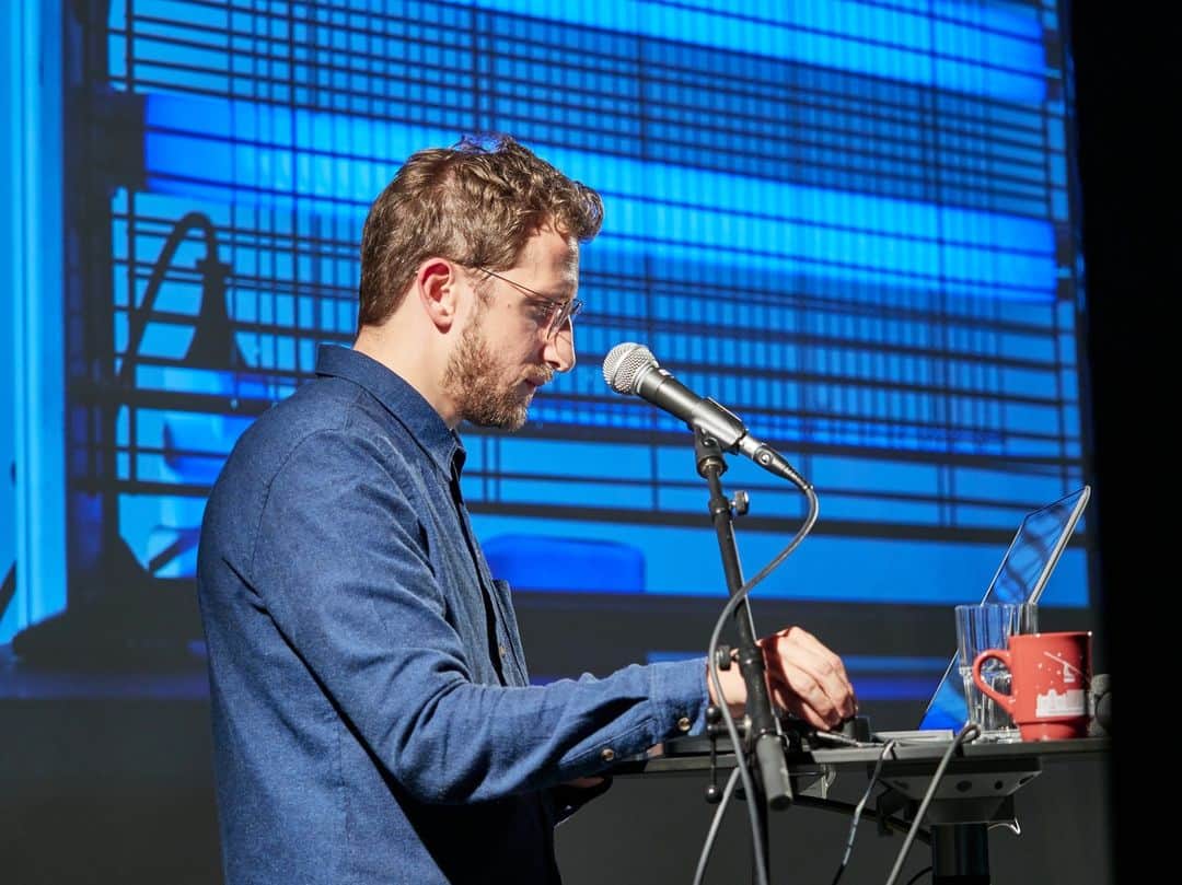 ニューヨーク近代美術館のインスタグラム：「Lawrence Abu Hamdan practices what he calls “forensic listening” by documenting and analyzing sound using video, installation, and live performance. Through his monologues, the artist becomes a conduit for the discoveries and connections he has made through his extensive research.  At MoMA, the artist presents three performances that highlight the capacity for sound to exonerate or incriminate: “After SFX” (2018) features instruments created to unlock acoustic memories; “Natq” (2019) examines “reincarnated testimonies” that span generations; and “Air Pressure” (2021) analyzes Lebanon’s aerial soundscape and the impact of background noise on atmospheres of violence.   These works are shown alongside Walled Unwalled (2018), a video installation adapted uniquely for MoMA's Marie-Josée and Henry Kravis Studio, which explores our contradictory relationship to borders and privacy.  Learn more and get tickets to the performances at mo.ma/studio  This project is presented in conjunction with “Signals: How Video Transformed the World.”  — [1] Lawrence Abu Hamdan performing “After SFX” at Kunsthaus Bregenz 2018. Photo: Miro Kuzmanovic. [2] Lawrence Abu Hamdan performing “Air Pressure,” Künstlerhaus Mousonturm, Frankfurt. 2021 Courtesy of the artist. Photo: Christian Schuller」