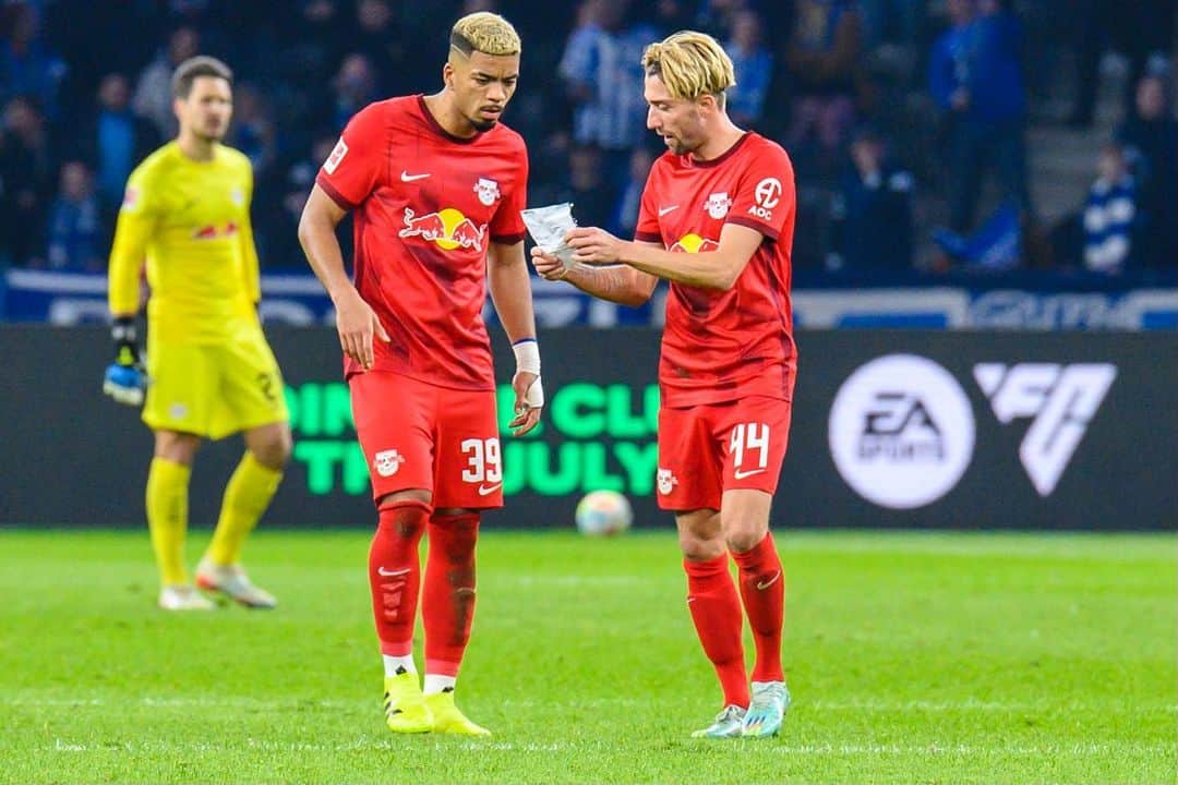 ベンジャミン・ヘンリックスのインスタグラム：「Kommt der mir mit Mathe Aufgaben im Spiel @kevinkampl 😂 Wichtige 3 Punkte heute! #39er」