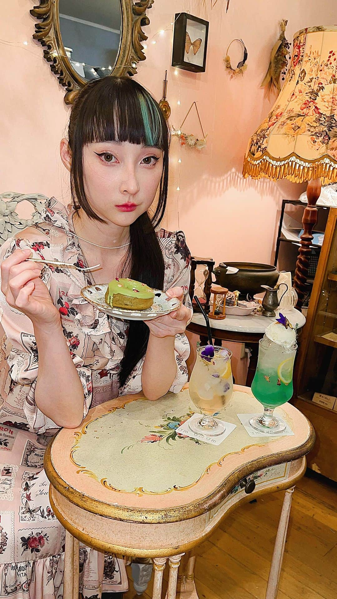 RinRinのインスタグラム：「大好きの @gmgm.koenji さん今日で高円寺のカフェ最後の日になります、オンラインと支店もありますから、これからまだドーナツとドリンクは注文できます！2年前もお誕生日ケーキこちらでした♪今までおしゃれなお店おせわになりました！🌸🍩💜  今日行ける人が行ったら是非〜♪  ボイスオーバーのとこ、矯正リテイナーをつけたままでレコーディングしちゃったから少し噛んだりしてます🙇🏻‍♀️  My favorite flower donut cafe in koenji is closing today, but they still have their online and sister stores so you can still get their donuts and drinks! My birthday donut cake was also from here, thank you for the beautiful space youve created!  If you can visit them today, please do!🌸🍩💜  Btw I wore my retainers while voiceover-ing so I had some trouble speaking🙇🏻‍♀️   #rinrindollreels #rinrindoll #japan #tokyo #harajuku #japanesefashion #tokyofashion #harajukufashion #東京 #コーデ #今日のコーデ #原宿 #ootd #gmgm #flowerdonut #koenjicafe #tokyocafe #edibleflower #フラワードーナツ #高円寺 #高円寺カフェ #東京カフェ #おしゃれカフェ」