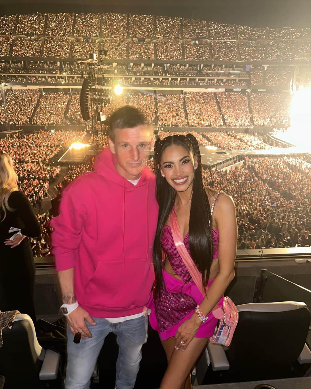 ロブ・ディアデックのインスタグラム：「Nothing quite like going full T-Swift . We had to go all out . All pink everything . @bryianadyrdek dream concert no doubt. 65,000 people singing every word was mind blowing to witness. Shout out to all the Swifties out there!」