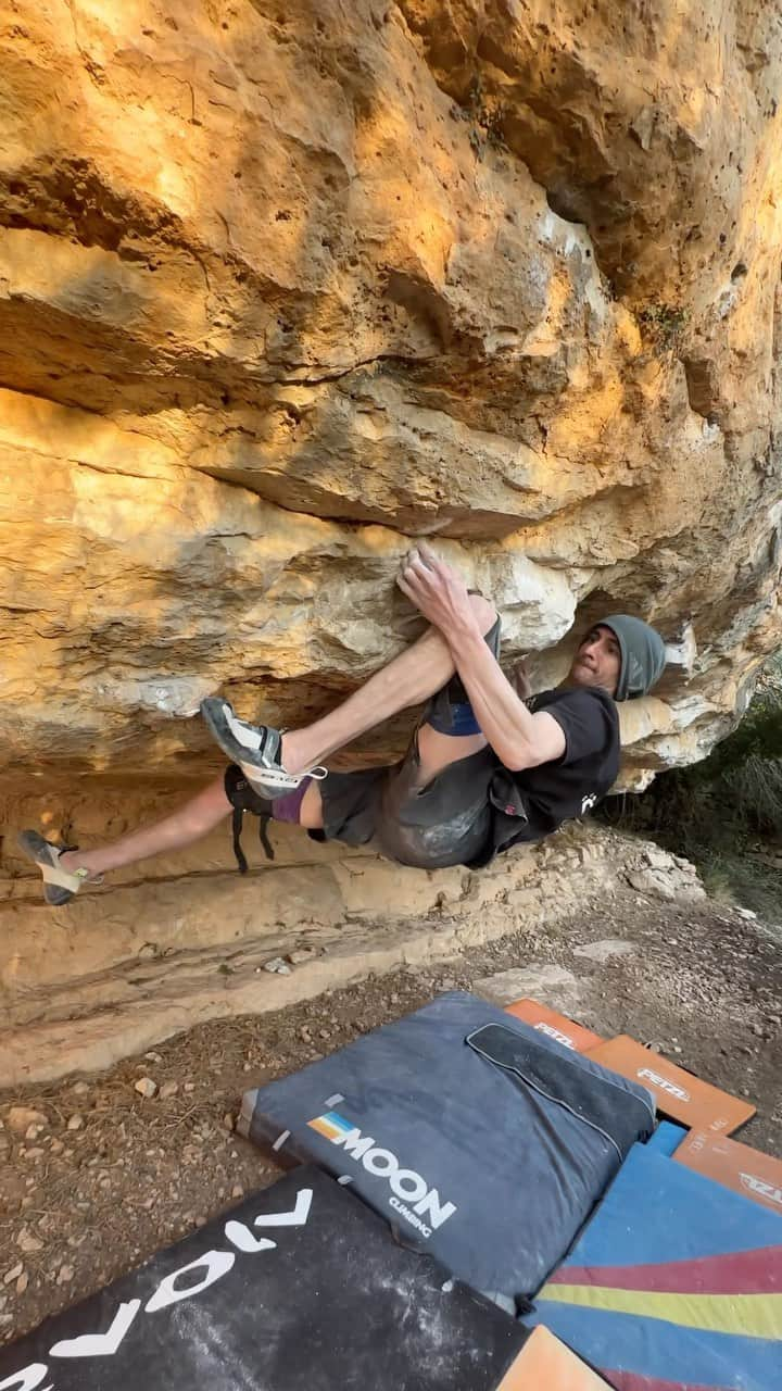 デイブ・グラハムのインスタグラム：「Eucalyptus [8B+] FA ⚔️ Just before leaving for Switzerland in February I was able to send this bizzare kneebar rig 😅 I took me at least 10 sessions to unlock the correct method, and after trying what seemed to be about 100 variations to my final sequence, I realized I only had one option: a super technical jump out of a kneescum with a non-existant foot, followed by a bizzare swing created by the lack of opposition between the two holds, the perfect recipe for a super off-balance and low percentage crux 😵‍💫 It’s hard to grade these kind of boulders, but it felt really hard when I actually put it all together, especially after falling off the “easier” section a couple times, where you gain access to some more odd kneebars, followed by a few majestic pockets and a glorious easier exit 🤗 It was a definitely bittersweet to make an ascent of this climb from where I started, because there was in fact an amazing low start, which added a 5 move sequence of around 8a+/8b compressiong out this refrigerator like feature, but some kook/idiot decided to break the holds off with a hammer ( I’m still not sure who is responsible) but it effectively destroyed one of the hardest boulders in Siurana, reducing the grade from 8c or 8c+ to what it is now…🤬 WTF right??? Anyway, I’ve long gotten over the initial loss I felt when I walked up to the boulder and saw the holds shattered on the ground, but I’m happy I could salvage something and open this line with what was left on the wall 🙄😤 Now let’s get caught up with all the Swiss content, cuz its been a wild time out here so far 🧊🧊🧊 I LOVE it here 😍 Thanks @esteban.ele.eme for the fuego video and @alizee_dufraisse and Mishka for the spot 🤣 @adidasterrex @fiveten_official @petzl_official @frictionlabs @sendclimbing @tensionclimbing」