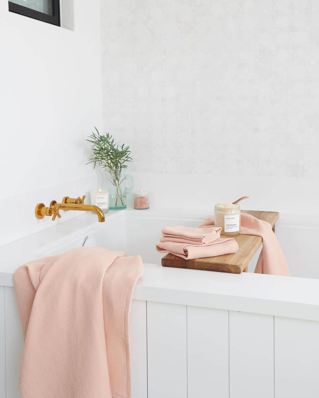 The Little Marketさんのインスタグラム写真 - (The Little MarketInstagram)「We're spring cleaning our homes and our routines. ✨  Make room for self-care with handmade spa essentials. From sugar scrubs to waffle weave towels, create an at-home spa retreat that elevates your daily routine.」4月9日 4時26分 - thelittlemarket