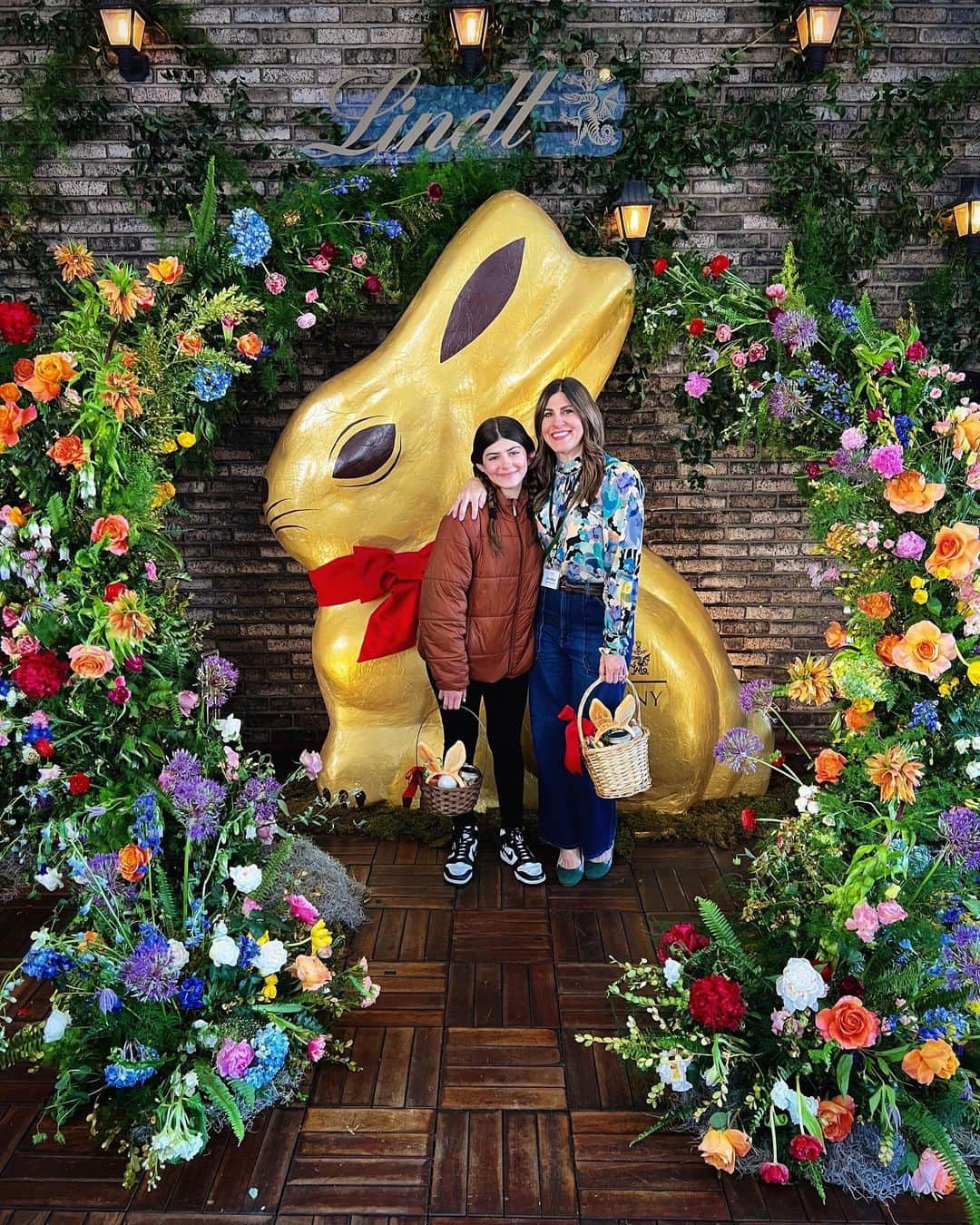 Ilana Wilesのインスタグラム：「Mazzy and I went to a @lindt event where we got to fill up Easter baskets with all the Lindt chocolate bunnies, bees and carrots we could stuff in there. A chocolate lover’s dream! The event happened to be in the same venue where we had Mazzy’s Bat Mitzvah so we got to experience firsthand what the cocktail hour would have felt like if we hadn’t had such amazing weather and been able to open the glass enclosed roof. I mean it’s still a gorgeous space, but holy crap we got so lucky with that 70° day in November!!!! Swipe to the end to see the difference!」