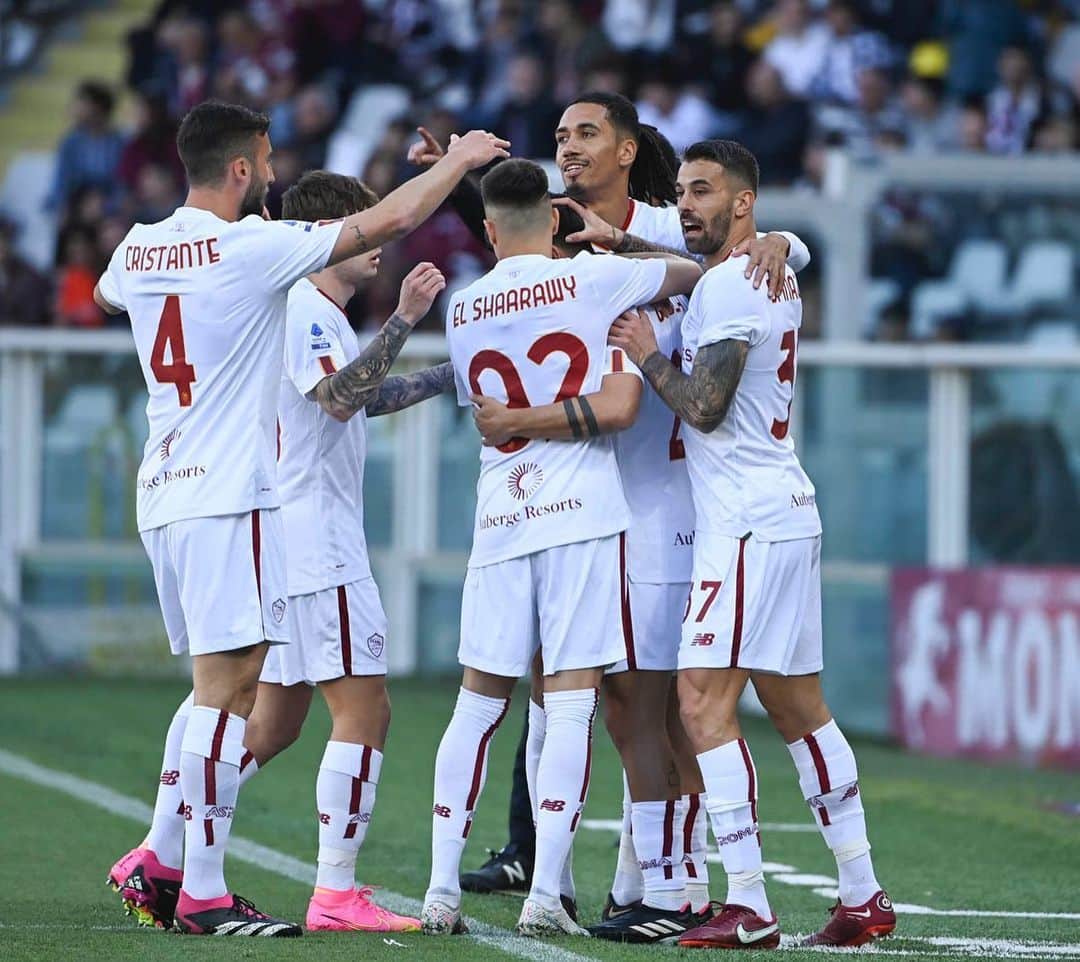 クリス・スモーリングのインスタグラム：「Big 3 points! ✅ Onto the next! 💪🏽 @officialasroma 💛❤️」
