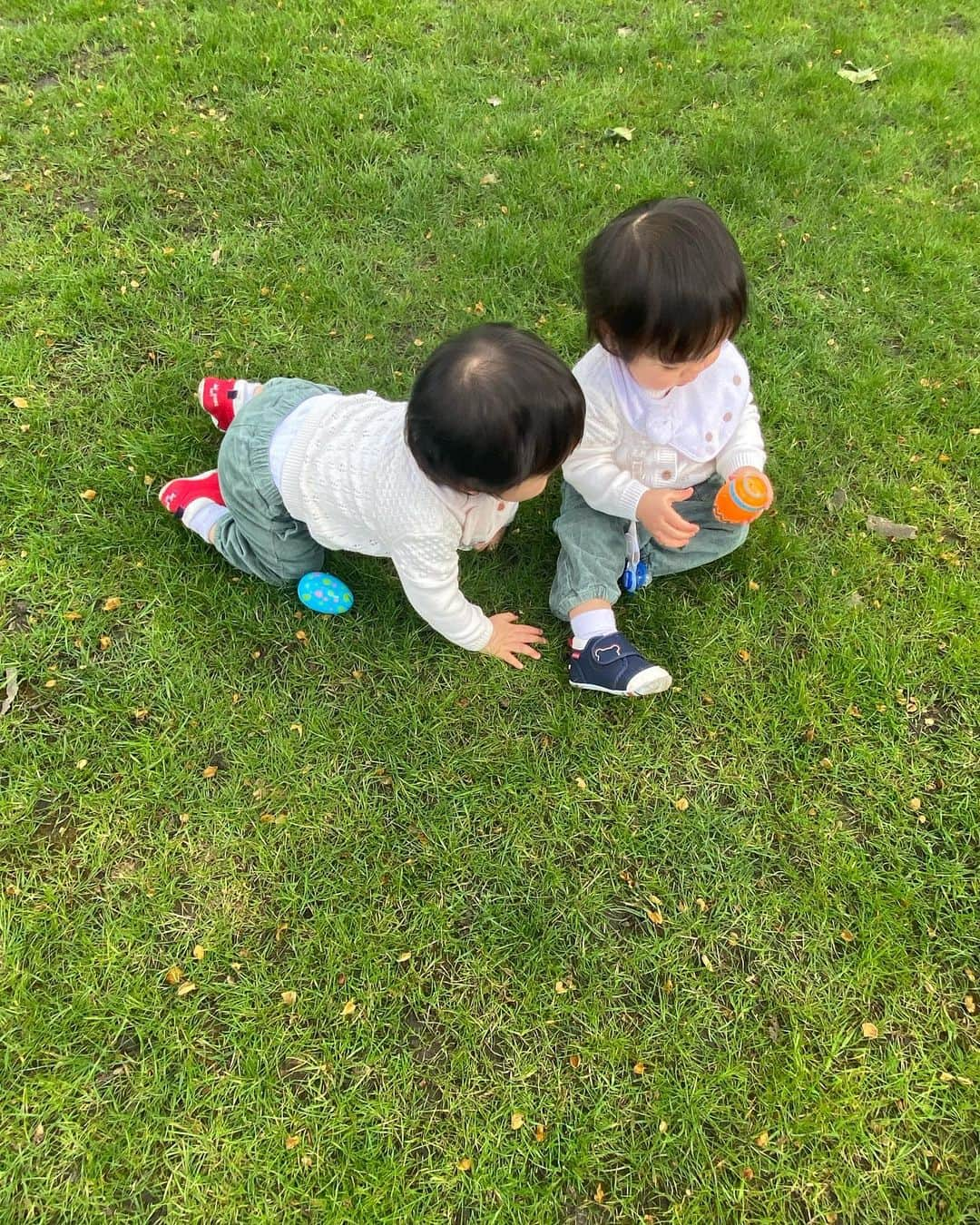 秋元玲奈のインスタグラム：「First egg hunting🪺✨  #london #londonlife #egghunt #happyeaster  #easterholiday #twins」