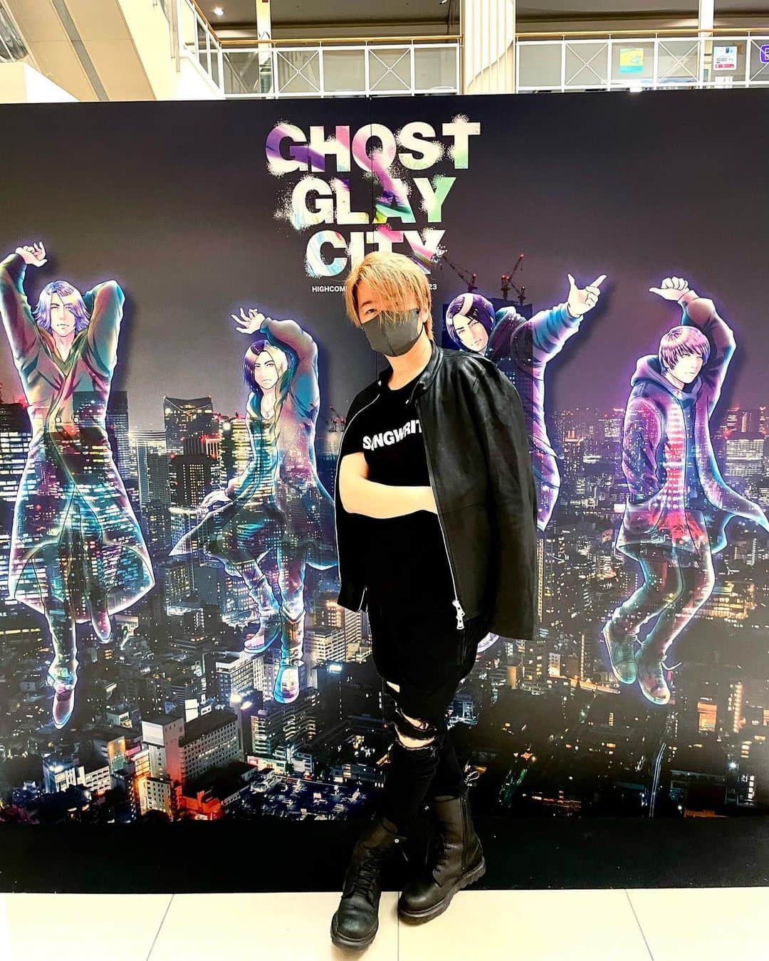 TERUのインスタグラム：「^_^  イオンモール高知にてGHOST GLAY CITY絶賛開催中！  とにかく広いし、ビジョンは大きいし、周りにはたくさんショップが並んでるし、日曜日を楽しく過ごすには最高の場所ですね。  チケットの激戦で現地まで来たのに泣く泣く諦めてしまわざるを得ない方も多いと思いますが、イオンモール高知でもハイコミ出来ますので、是非お立ち寄り下さい！  店員さん達にもしっかりご挨拶させて頂きました！  よろしくお願いします。  #イオンモール高知」