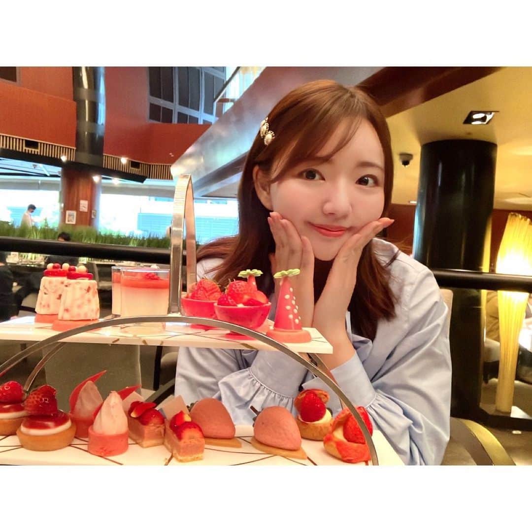 木下マリアのインスタグラム：「.  アフタヌーンティーって色んな種類をちょこちょこ食べれるのが幸せだよね🫖💭  .  #🍓」