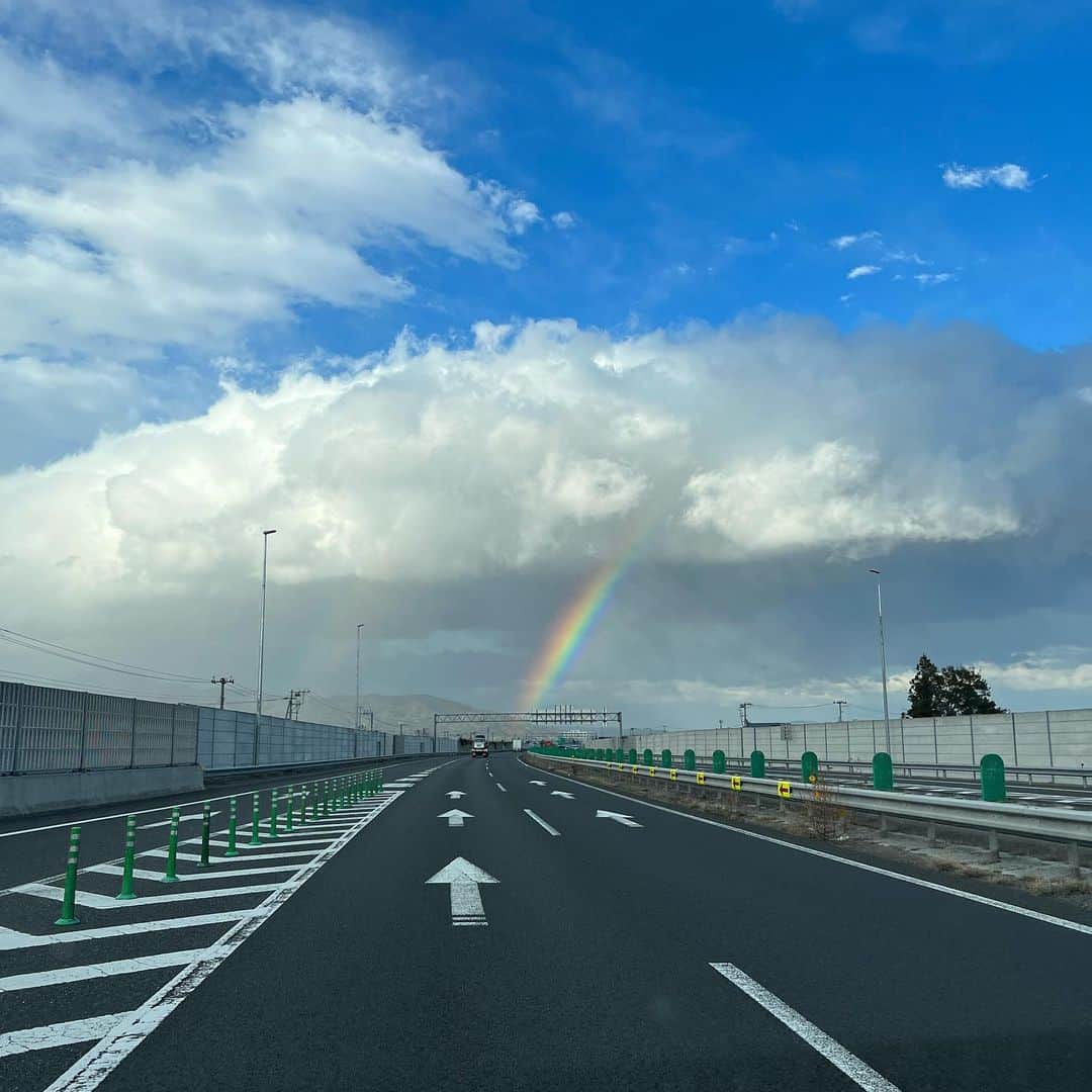 マツキタイジロウのインスタグラム：「昨日の福島飯坂辺りの虹。「音よいウォーク」アコースティックも気持ちよく完奏。いいことありそう。今日はいわきへ。」