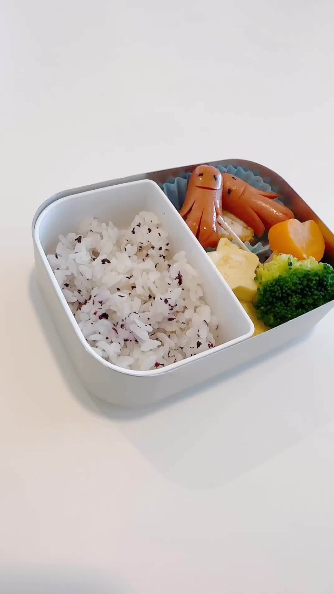 のインスタグラム：「ささみ×ブロッコリーとか、 アスリートみたいな食生活を親子でする日々だけど 今日はお弁当だから特別に揚げようね。 基本、あまり家庭では油を使わないから喜んでいます😂  #春期講習弁当#野菜ソムリエ#無添加ウインナー #幼児食マイスター#ベビーフードインストラクター #ささみ揚げ焼き #星形卵焼き#デコきゅう#幼児弁当」