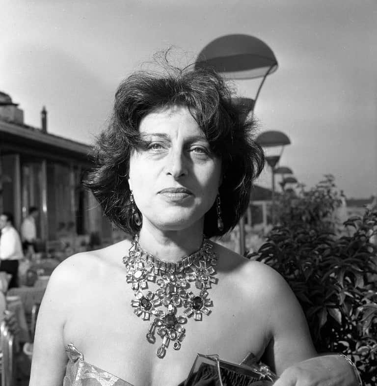Meganのインスタグラム：「Bejewelled Anna Magnani at the Venice International Film Festival, September 1956 🌟 . . . . #annamagnani #venicefilmfestival #necklace」