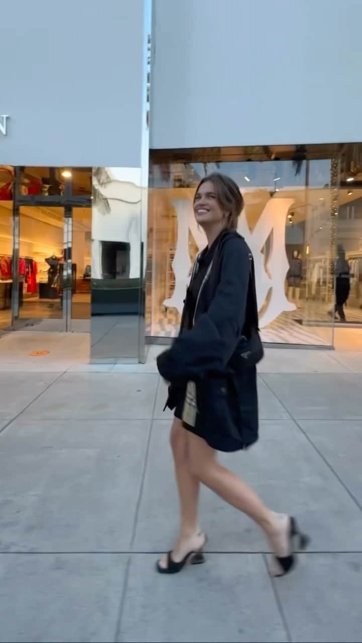 ストーミ・ヘンレイのインスタグラム：「Every time I go to Beverly Hills I feel like I’m 13 and I’m watching an episode of My Super Sweet 16 where the girl cries about her dad getting her a Land Rover not a Range Rover ahahahahaha」