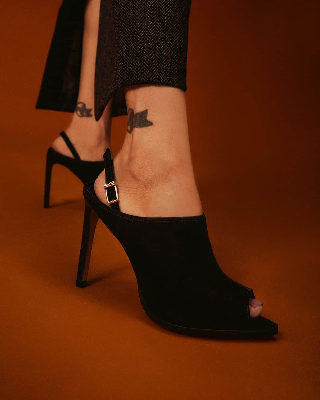 Santa Lollaのインスタグラム：「Para as fashionistas que gostam da combinação despojado e elegância, a open boots sai em destaque nas categorias para deixar qualquer outfit mais moderno. [ 062C.3EBF.034A.0001 | R$349,90 ]  #santalolla #santalollainv23 #peeptoe」