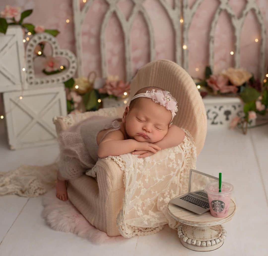 Stephanie Brantonのインスタグラム：「Sleepy Saturday✨☺️😴💛 @brendadelesiaphotography」