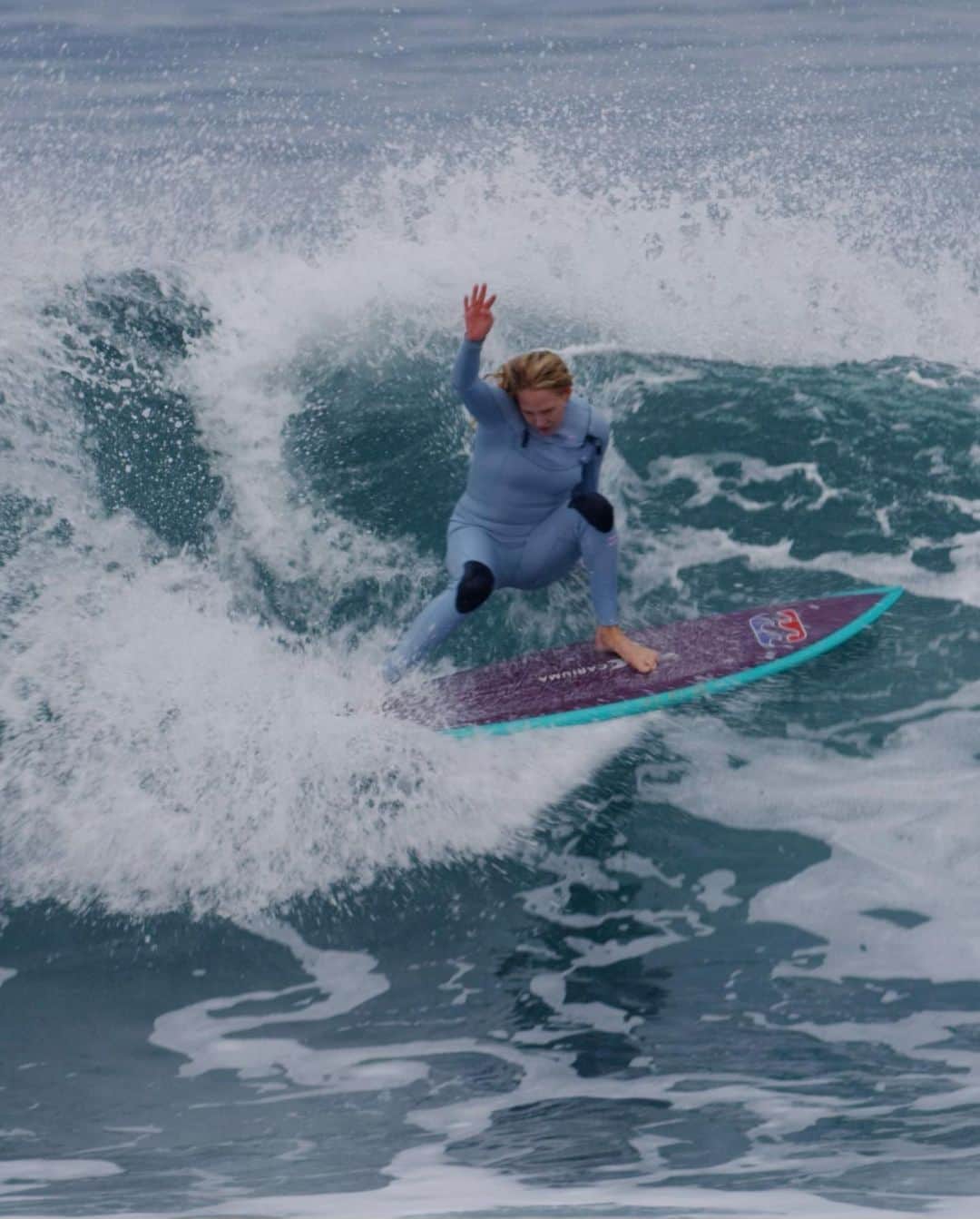 ローラ・エンバーさんのインスタグラム写真 - (ローラ・エンバーInstagram)「Lay day session with the gals! Surfing in the rain is fun… Keeping this wetsuit clean is hard 🤣@billabongwomens 🎥 @danscotttt」4月9日 5時04分 - lauraenever
