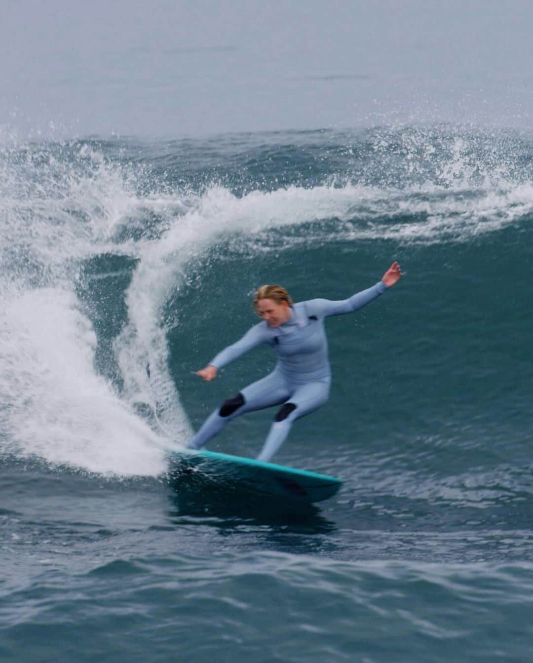 ローラ・エンバーのインスタグラム：「Lay day session with the gals! Surfing in the rain is fun… Keeping this wetsuit clean is hard 🤣@billabongwomens 🎥 @danscotttt」