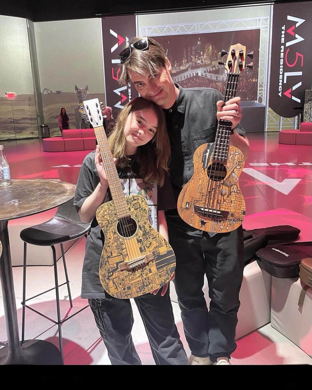 Maroon 5さんのインスタグラム写真 - (Maroon 5Instagram)「Today is the last day to visit our pop-up shop at @area15official! @samfarrar & Vesper’s hand-drawn guitars will be up for sale with proceeds supporting our longtime environmental partner @REVERB_org and their #MusicDecarbonizationProject. Thank you to everyone that’s come out so far!」4月9日 5時13分 - maroon5