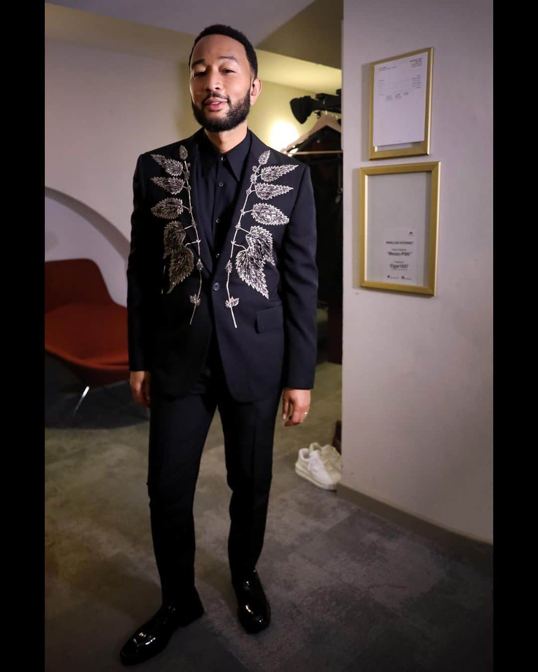 のインスタグラム：「Had to keep the suits extra clean at @royalalberthall this week. Thank you @alexandermcqueen, @richardjamesofficial and @paulsmithdesign! Styled by @davethomasstyle. 🇬🇧🇬🇧🇬🇧」