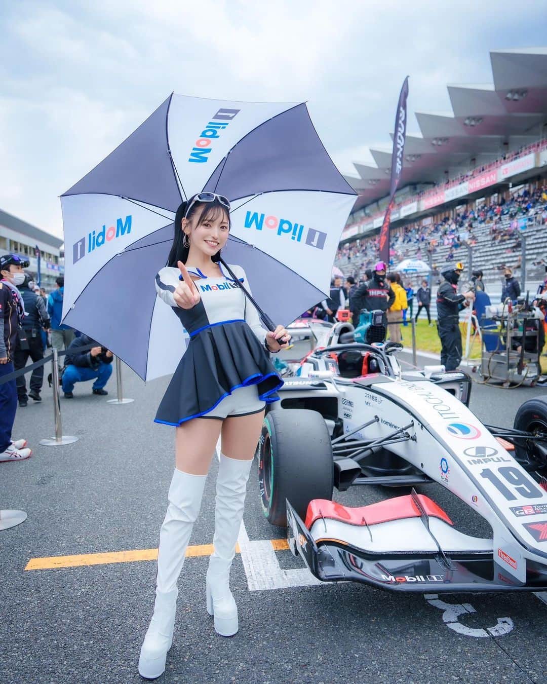 引地裕美のインスタグラム：「スーパーフォーミュラ開幕戦 in富士🗻✨ 決勝ありがとうございました🖤  スタートからクラッシュが続き、荒れたレースで  最後はSCのままレース終了となりました。  20号車▶︎3位🏆✨ 19号車▶︎11位 2台ともチェッカーを受けました🏎️🏁  開幕戦から表彰台が見れました👏🏻✨  開幕戦から土日2レースで今日も予選から決勝があり、 チームもドライバーさんも大変な2日間だと思いますが🥺🙏🏻  今日の第2戦は2台とも表彰台目指して☺️✨  19号車、20号車、 ITOCHU ENEX TEAM IMPULの応援をよろしくお願いします☝🏻🖤  #mobil1 #mobil1レーシングサポーターズ #teamimpul  #itochuenexteamimpul #superformula #sformula #スーパーフォーミュラ  #UMine #japanese #japanesegirl #일본 #costume #レースクイーン #rq #モータースポーツ #motorsports」