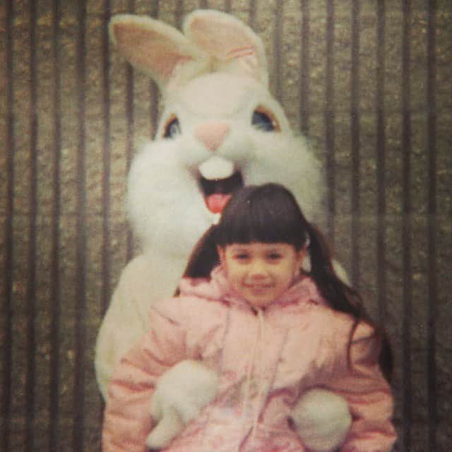 ジャナ・クレイマーのインスタグラム：「I asked the kids if they wanted to see the Easter bunny …but it was after I showed them this pic when I was a kid with the Easter bunny …..pretty sure this bunny scared them. Either that or the bangs. Both are offensive. 😂」