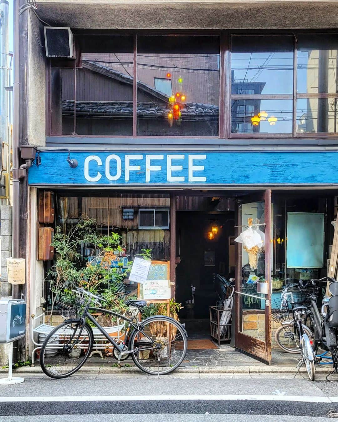 CAFE-STAGRAMMERさんのインスタグラム写真 - (CAFE-STAGRAMMERInstagram)「How are you doing this Sunday? 京都の人気店、喫茶マドラグ♪  #京都 #喫茶マドラグ #☕ #京都カフェ #マドラグ #kyoto #kyotocafe #kyotocoffee #kyotojapan #京都喫茶店 #cafetyo #カフェ #cafe #咖啡店 #咖啡廳 #咖啡 #카페 #คาเฟ่ #Kafe #カフェ巡り #coffeeaddict #カフェ部 #cafehopping #coffeelover #カフェスタグラム #instacoffee #instacafe #京都カフェ部 #sharingaworldofshops」4月9日 5時29分 - cafetyo